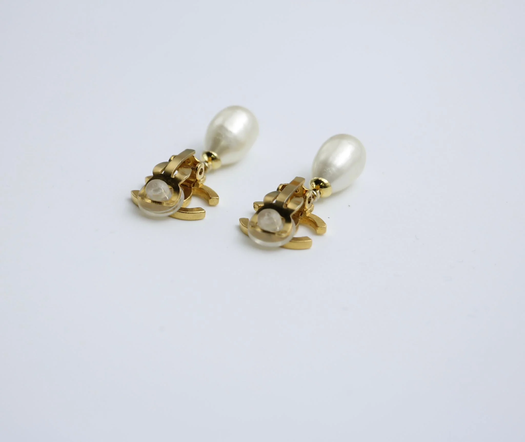 Chanel Vintage 95A Gold Plated Pearl Drop Earrings - Image 3