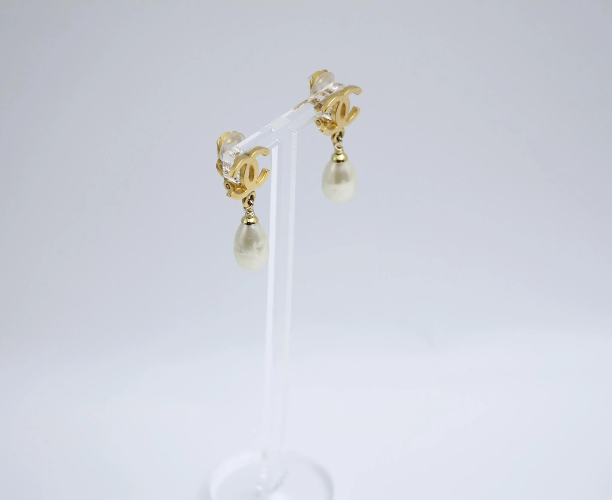 Chanel Vintage 95A Gold Plated Pearl Drop Earrings - Image 4