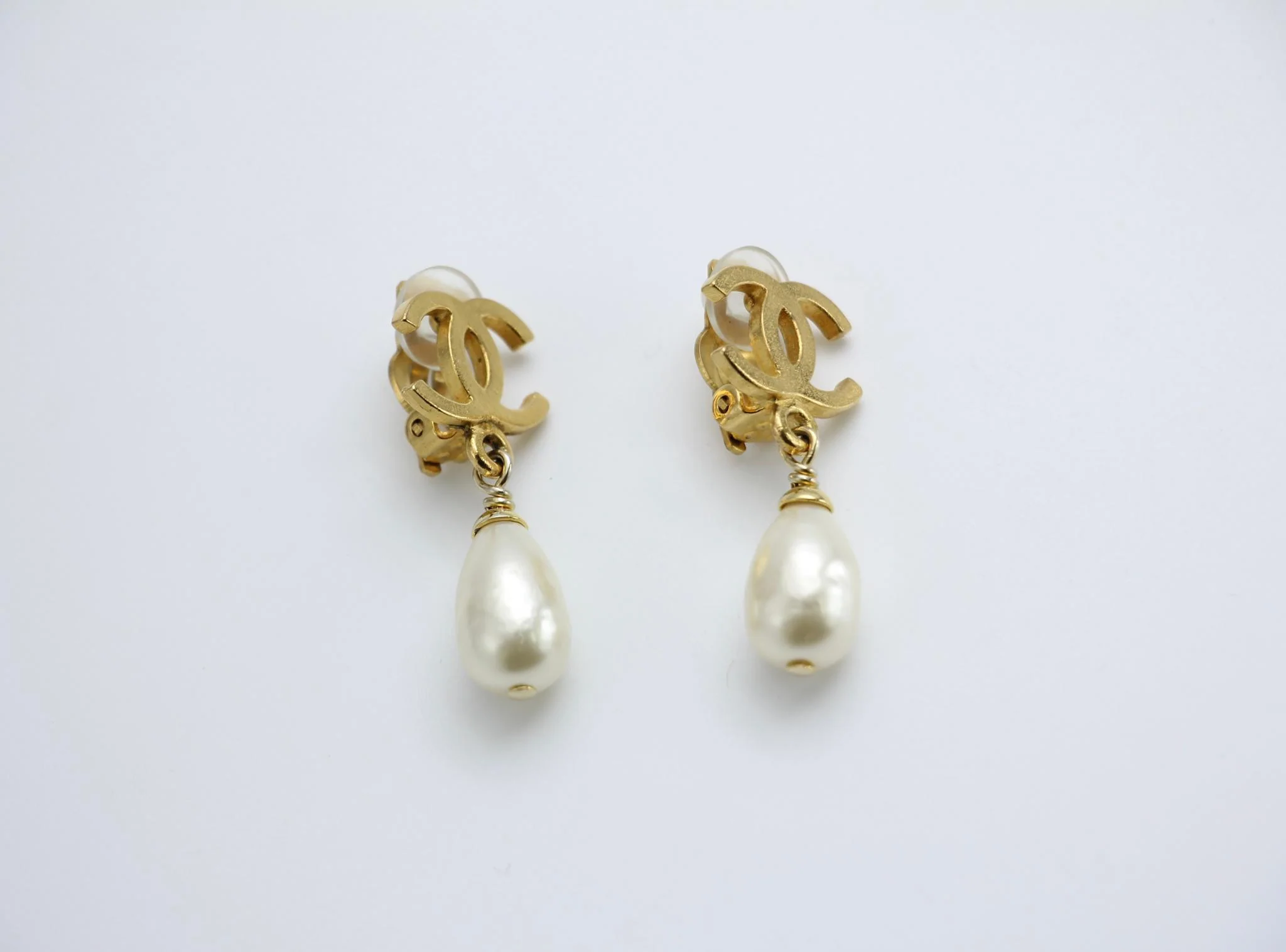 Chanel Vintage 95A Gold Plated Pearl Drop Earrings - Image 5