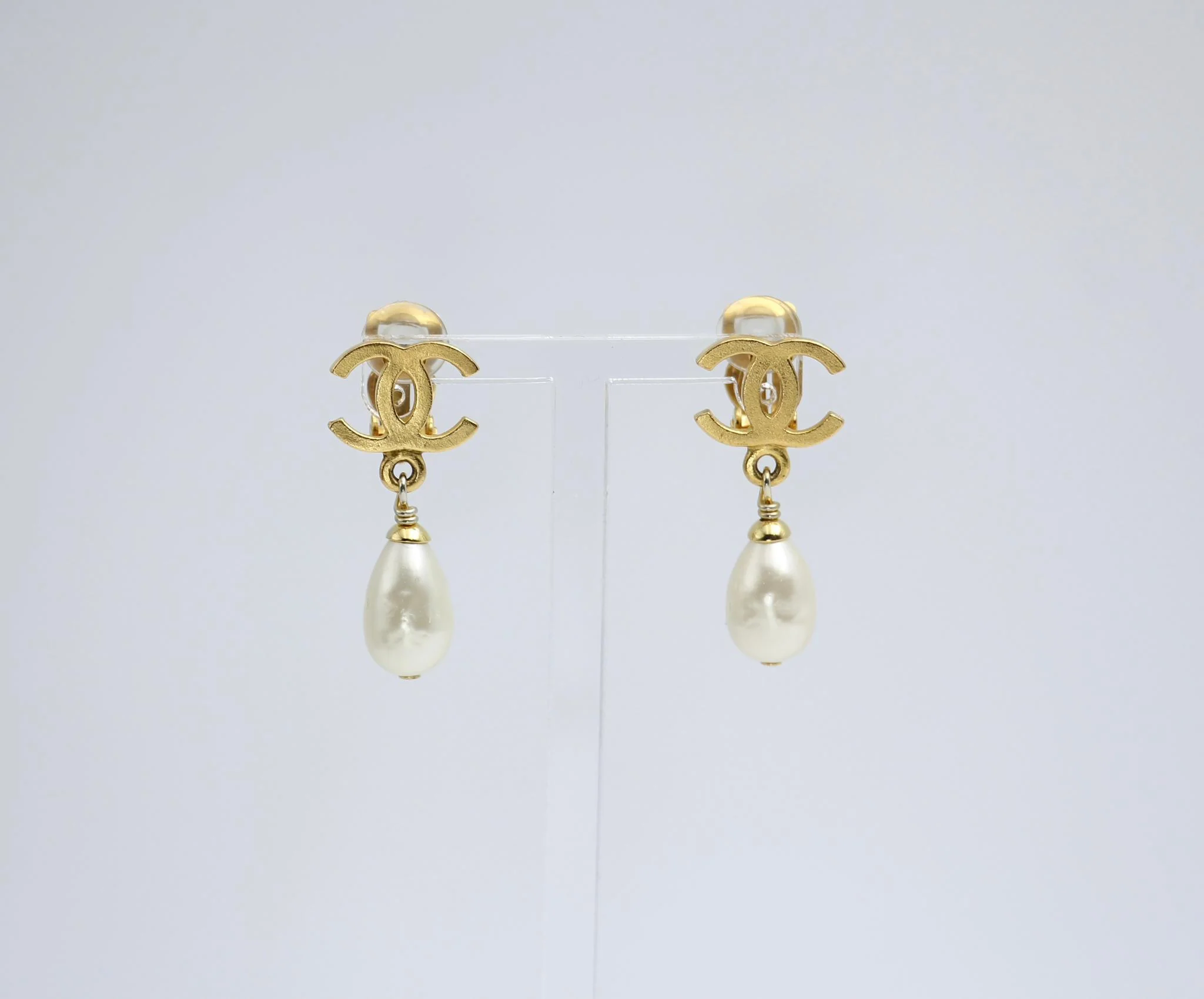 Chanel Vintage 95A Gold Plated Pearl Drop Earrings - Image 6