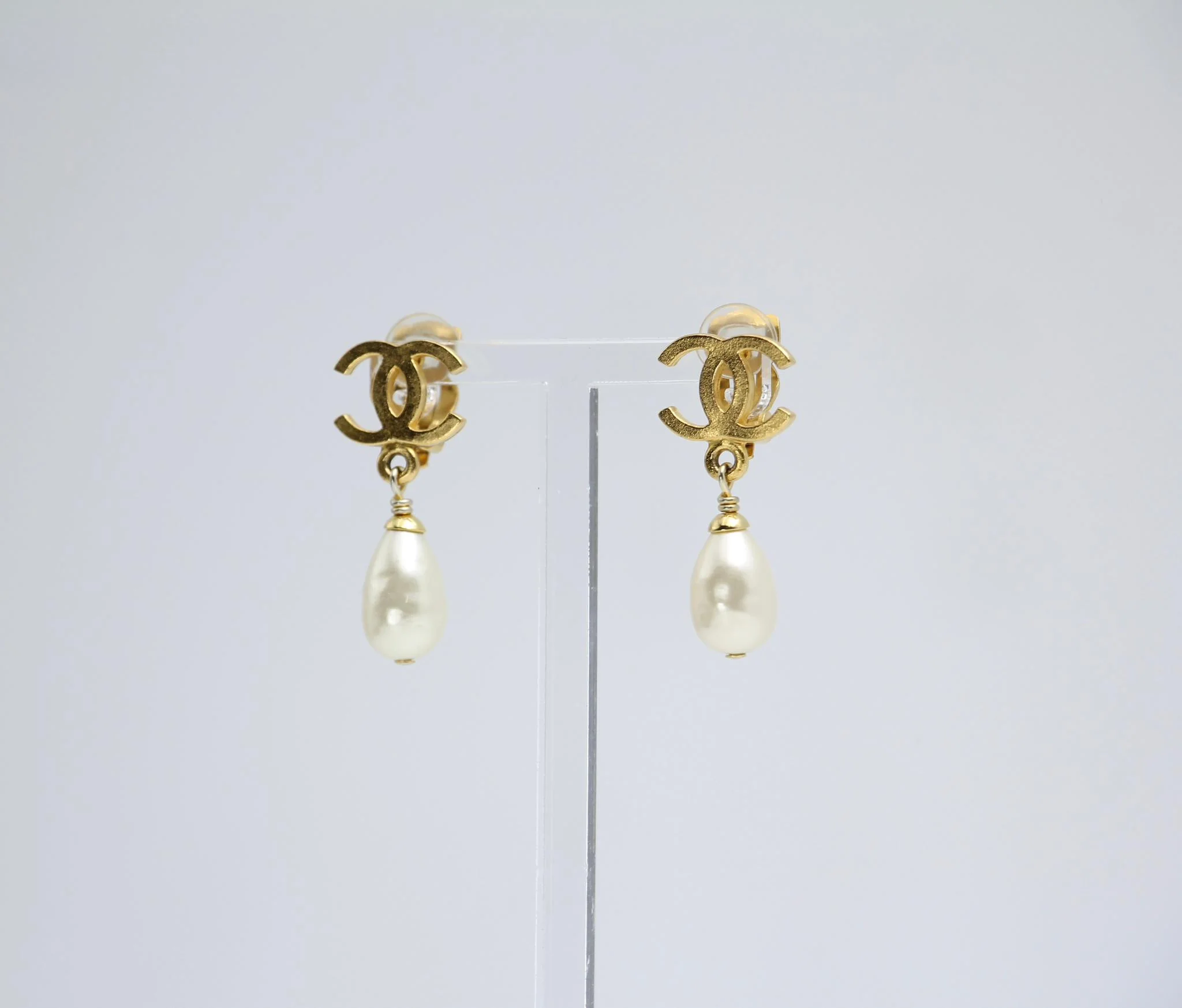 Chanel Vintage 95A Gold Plated Pearl Drop Earrings - Image 7