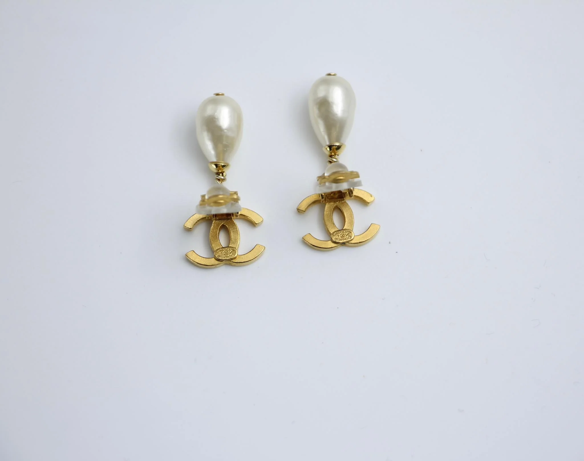 Chanel Vintage 95A Gold Plated Pearl Drop Earrings - Image 8
