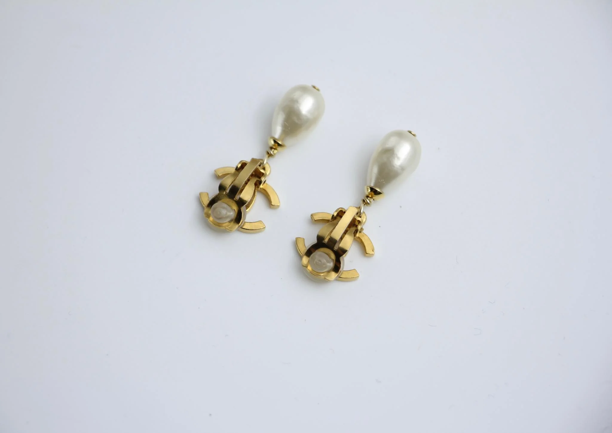 Chanel Vintage 95A Gold Plated Pearl Drop Earrings - Image 9