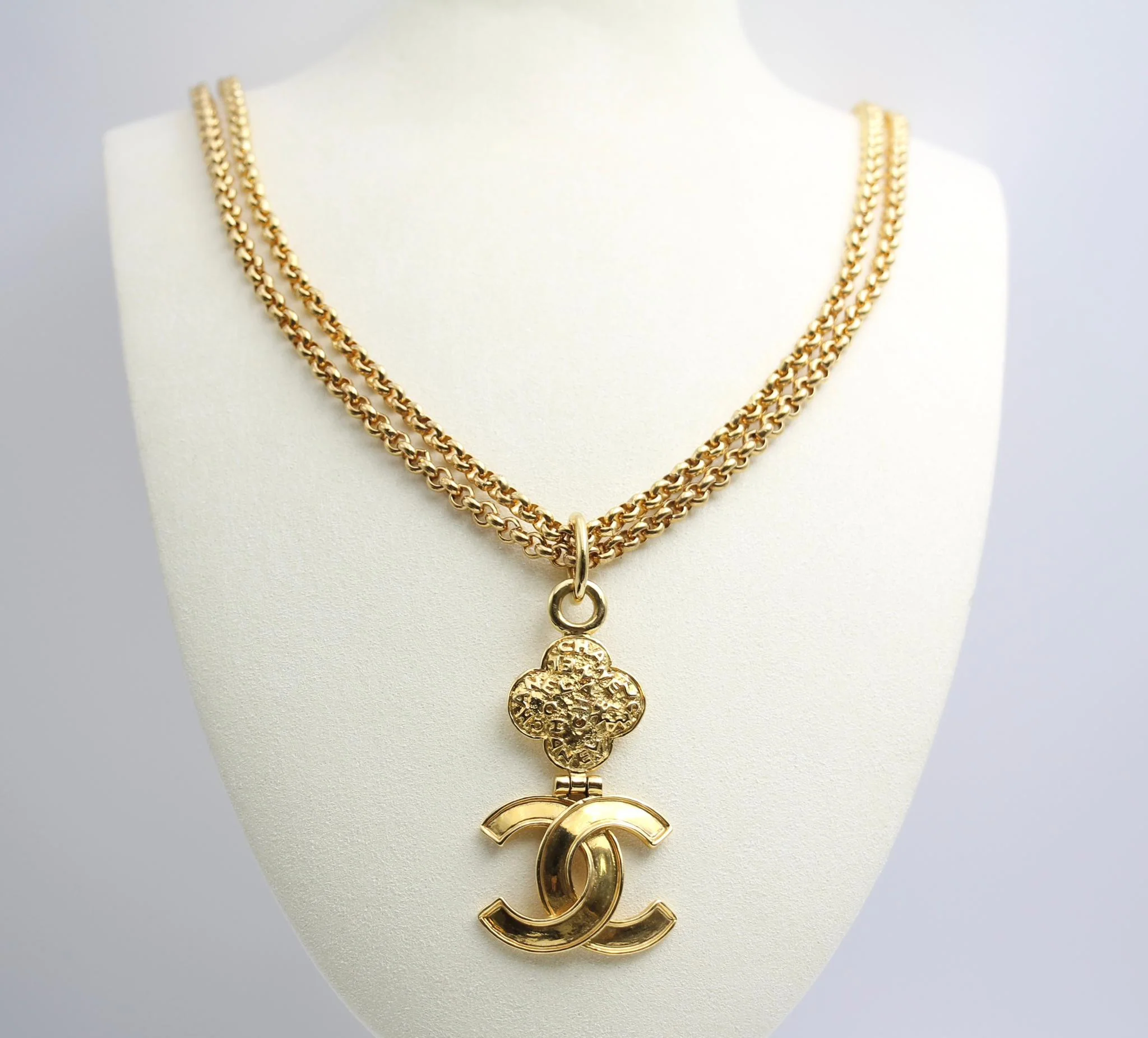Chanel Vintage 95A Gold-Plated Plain Gold Flower Necklace - Image 3