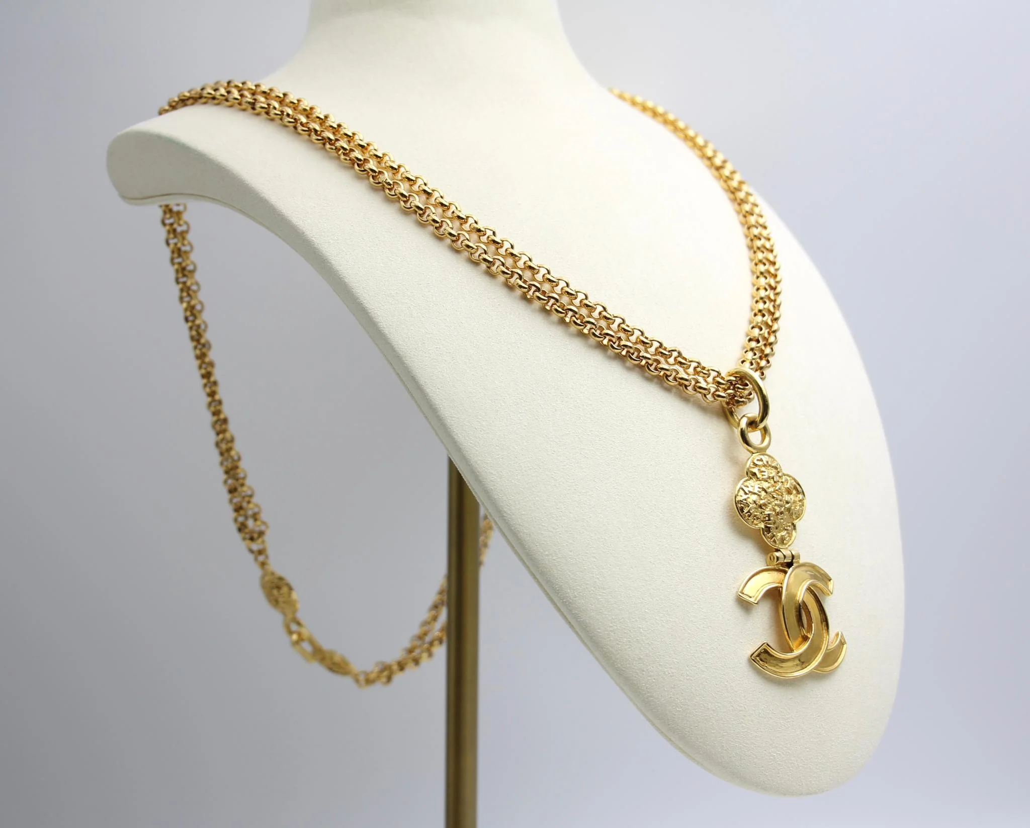 Chanel Vintage 95A Gold-Plated Plain Gold Flower Necklace - Image 4