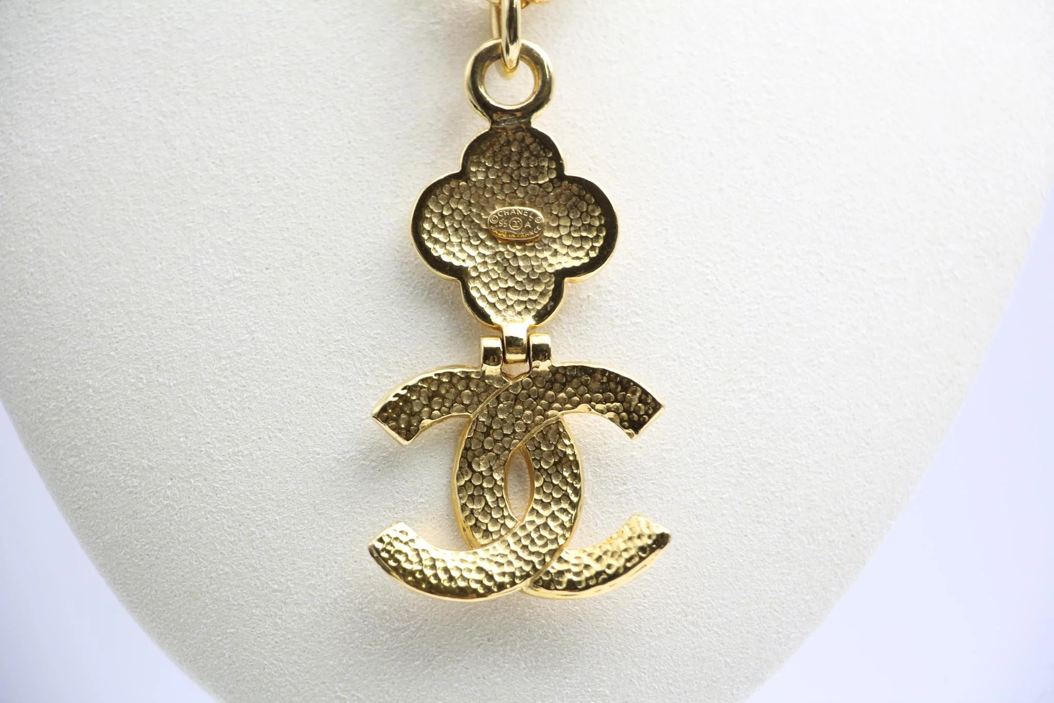 Chanel Vintage 95A Gold-Plated Plain Gold Flower Necklace - Image 5