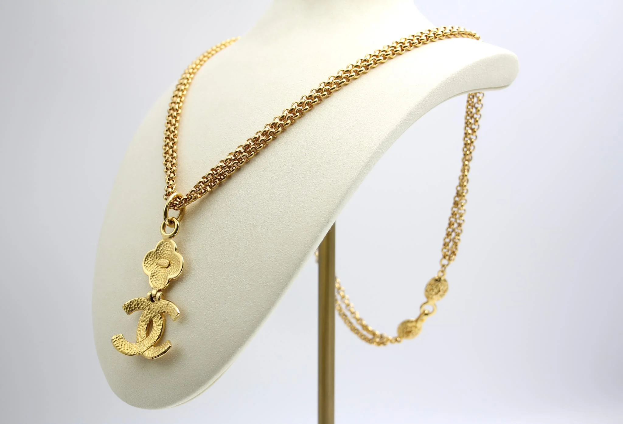 Chanel Vintage 95A Gold-Plated Plain Gold Flower Necklace - Image 9