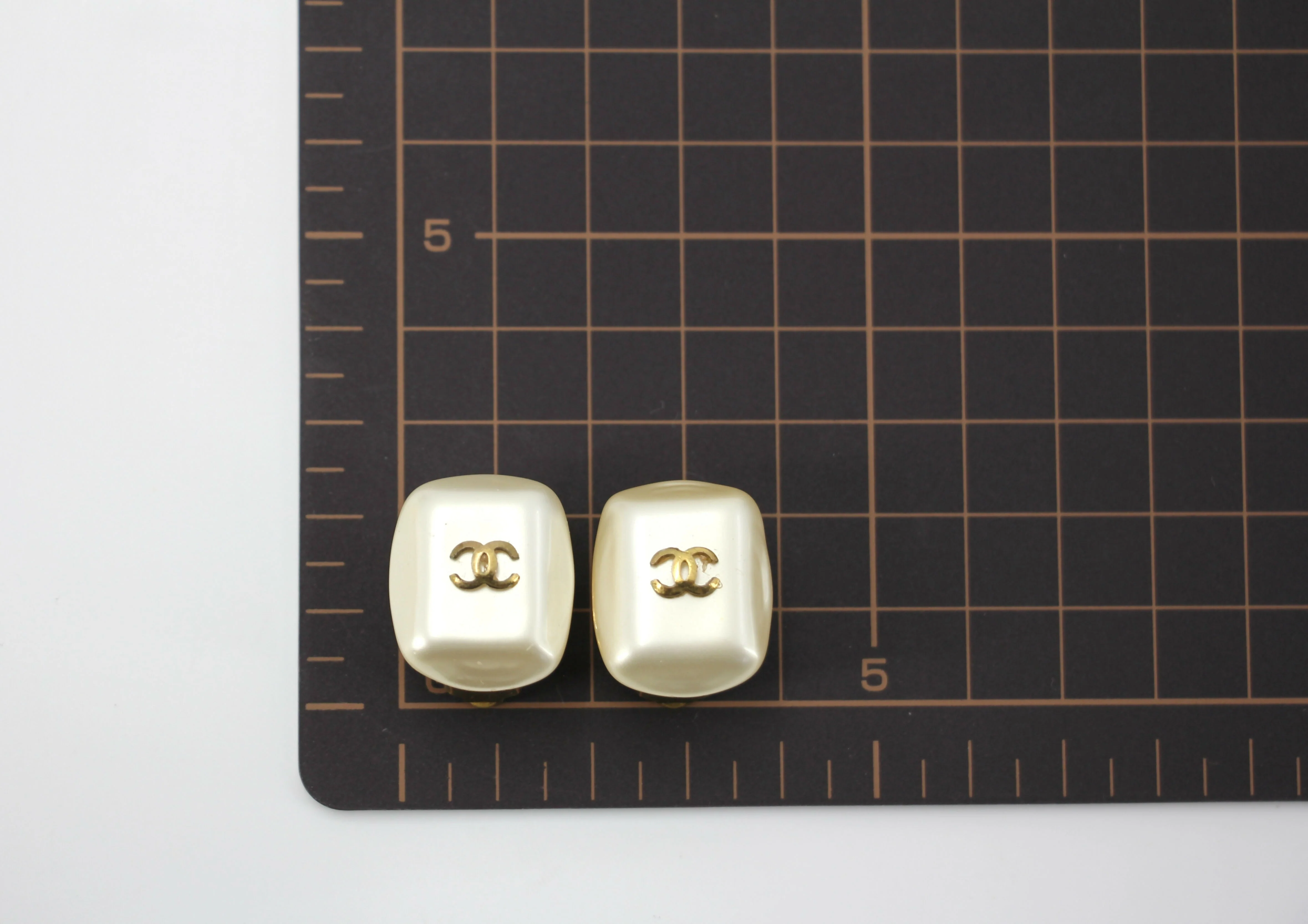 Chanel Vintage 95A Imitation Pearl Rectangular CC Clip-on Earrings - Image 10