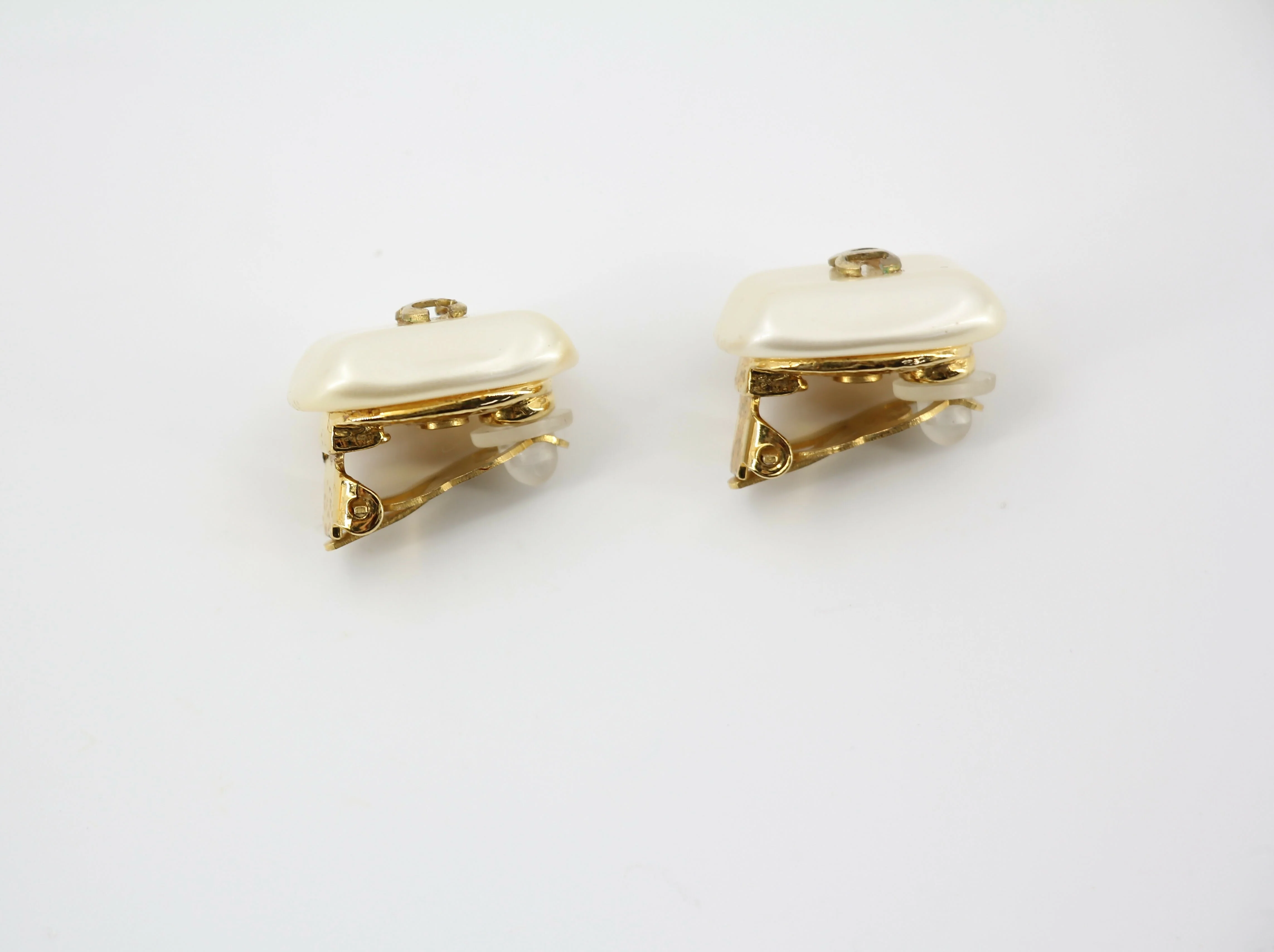 Chanel Vintage 95A Imitation Pearl Rectangular CC Clip-on Earrings - Image 5