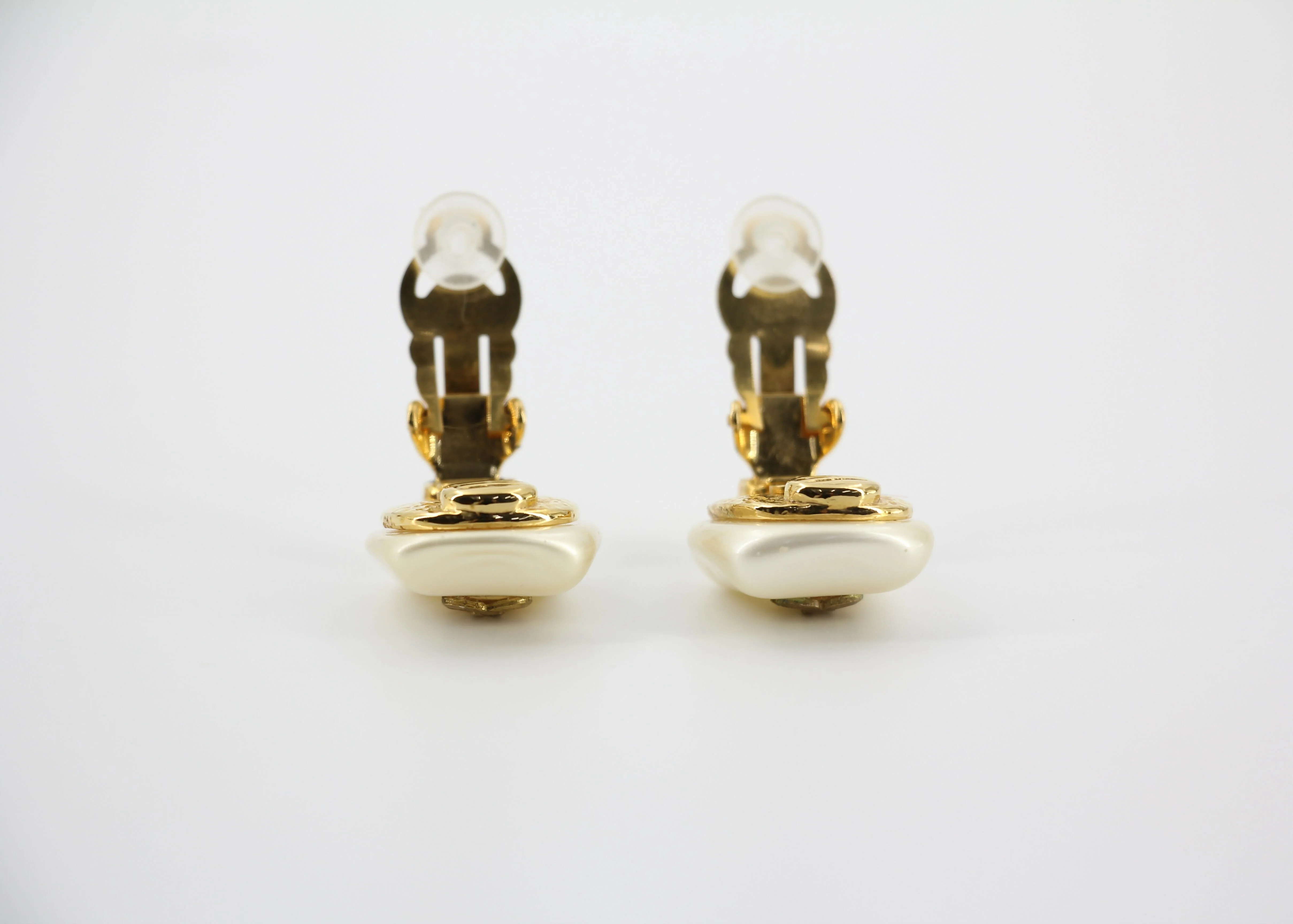 Chanel Vintage 95A Imitation Pearl Rectangular CC Clip-on Earrings - Image 6