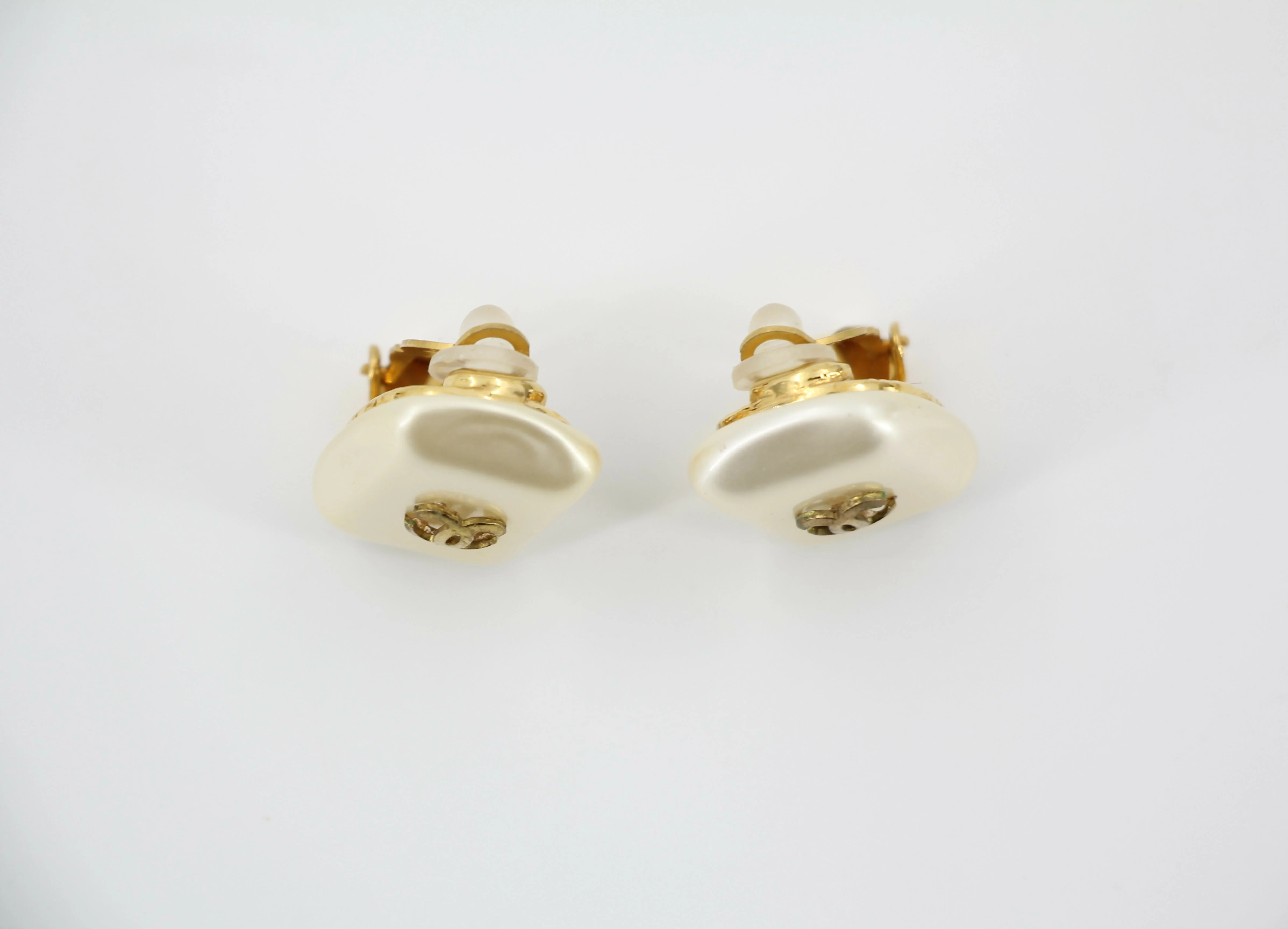 Chanel Vintage 95A Imitation Pearl Rectangular CC Clip-on Earrings - Image 7