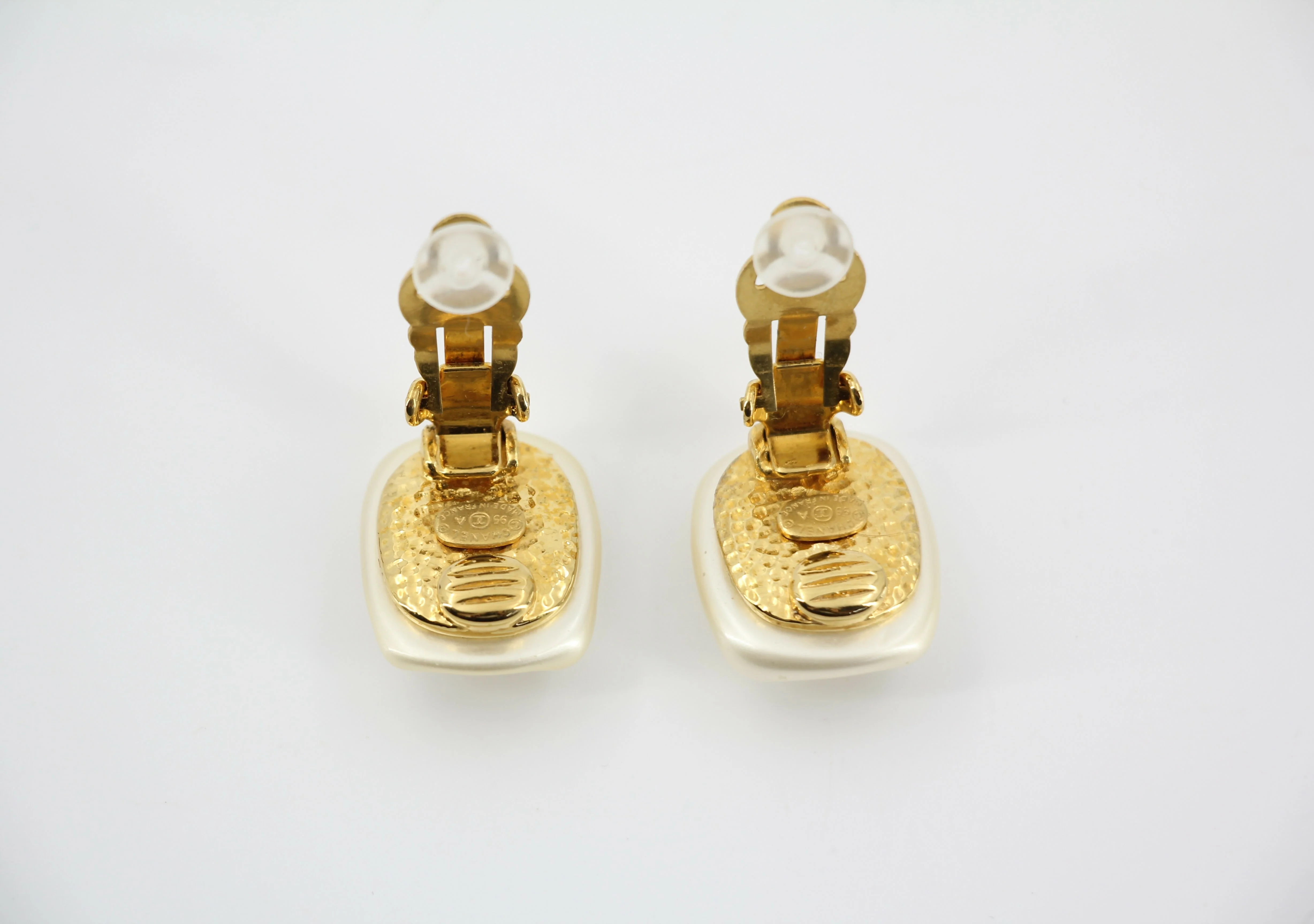 Chanel Vintage 95A Imitation Pearl Rectangular CC Clip-on Earrings - Image 8