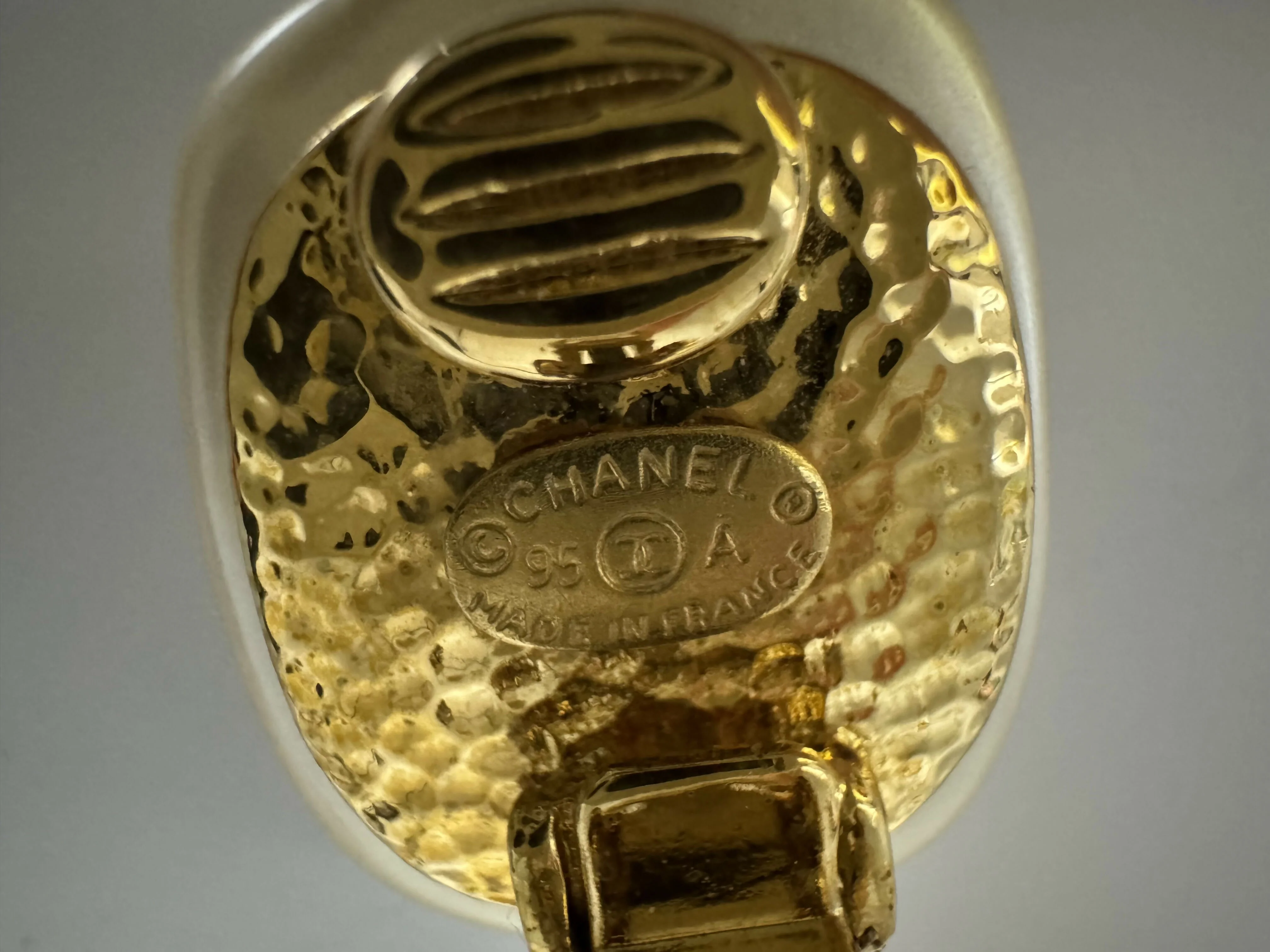 Chanel Vintage 95A Imitation Pearl Rectangular CC Clip-on Earrings - Image 9