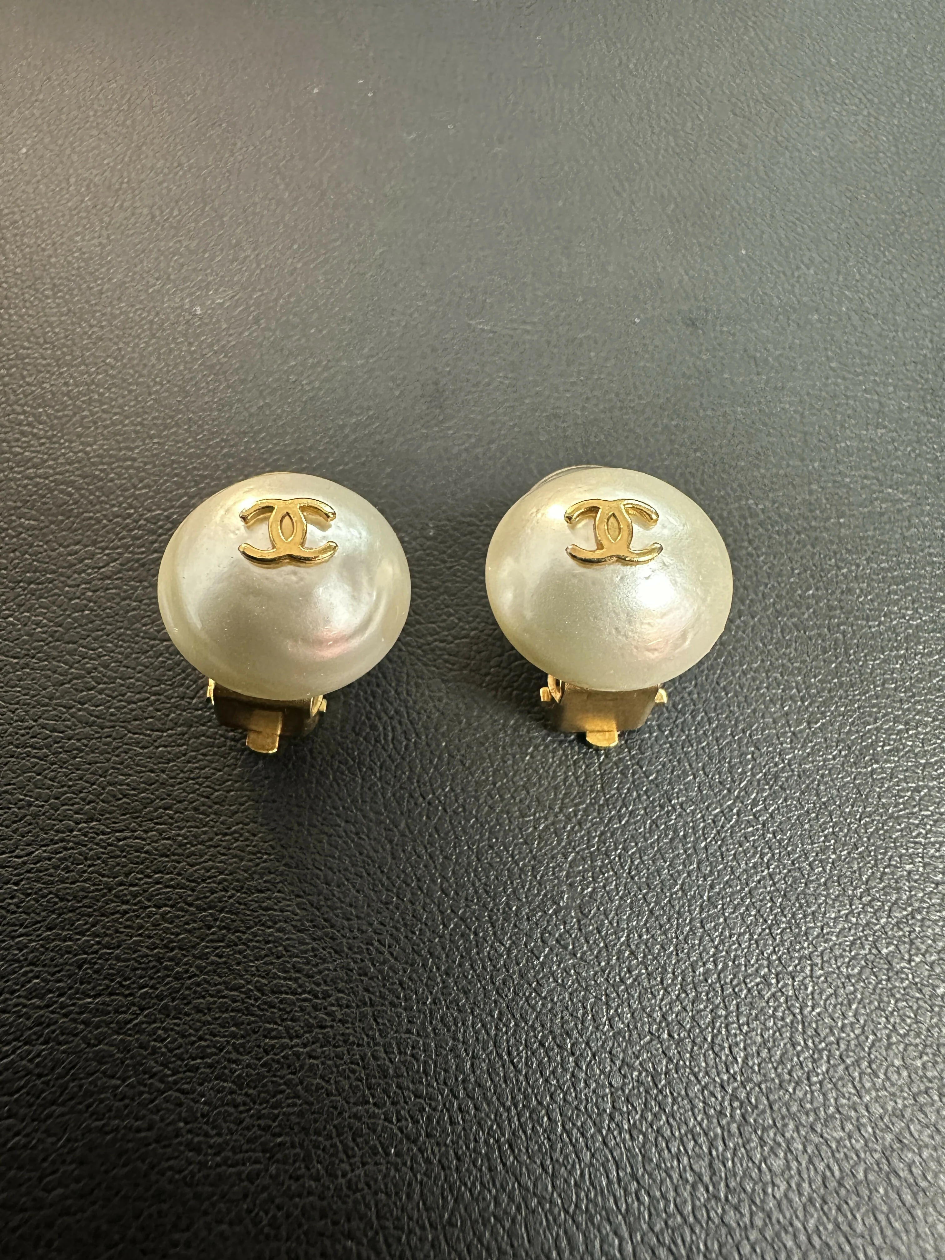 Chanel Vintage 95A Imitation Pearl White Round Clip-On Earrings - Image 2