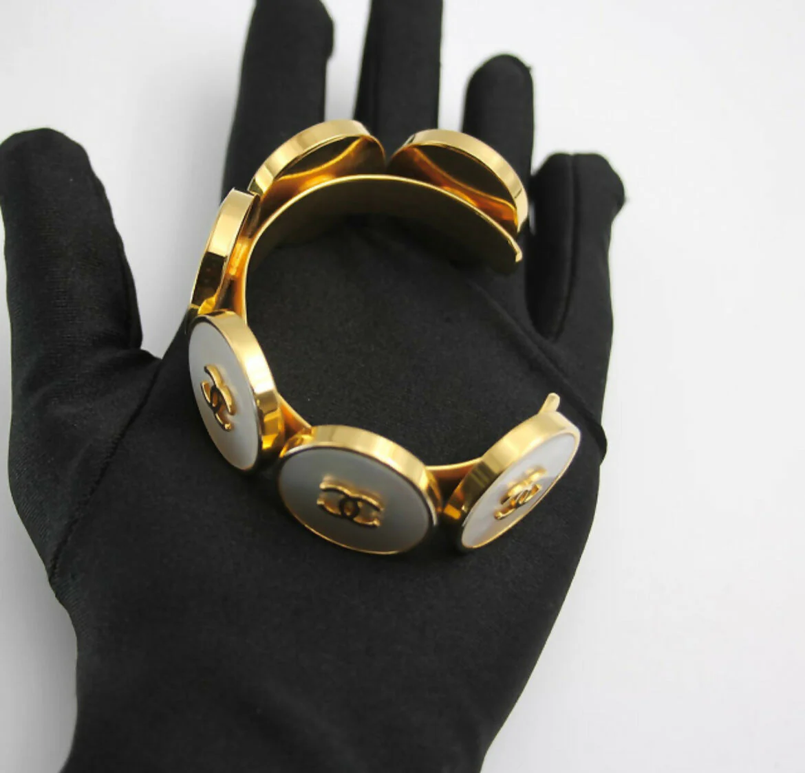 Chanel Vintage 95A Mother-of-Pearl Circle Shape Gold Plated Bracelet Cuff - Image 4