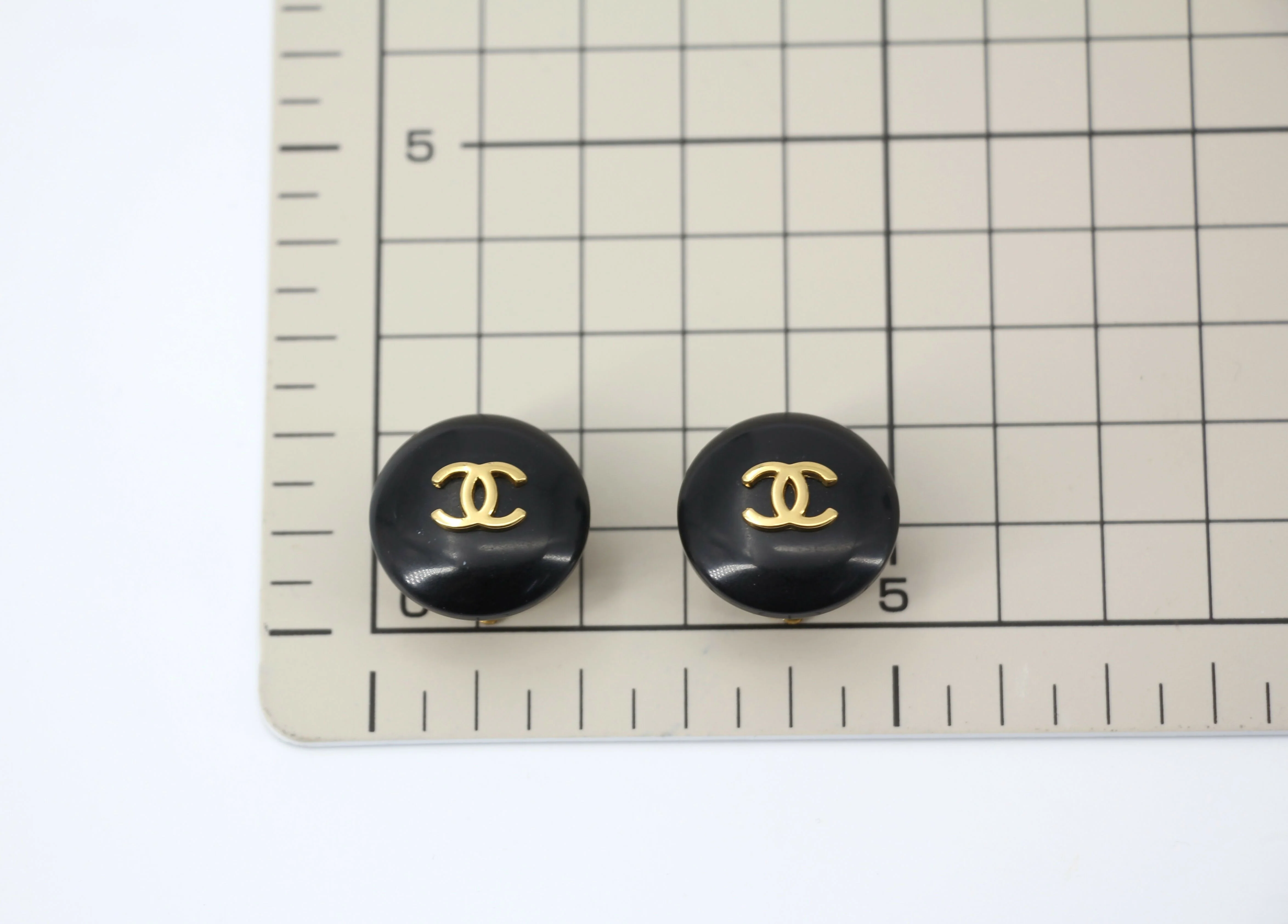 Chanel Vintage 95A Resin Black Round Clip-on Earrings - Image 10