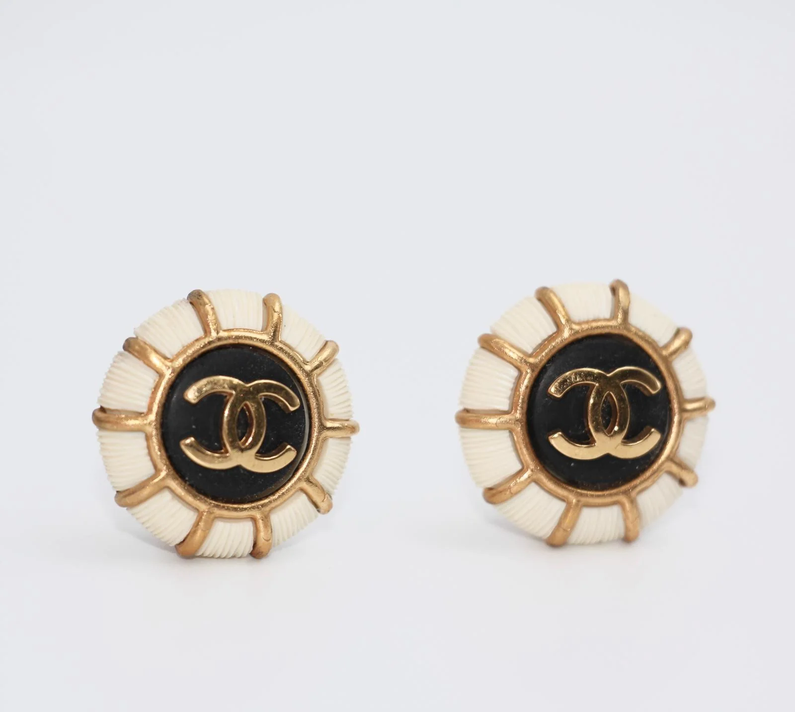 Chanel Vintage 95A Resin Navy Style Clip-On Earrings - Image 2