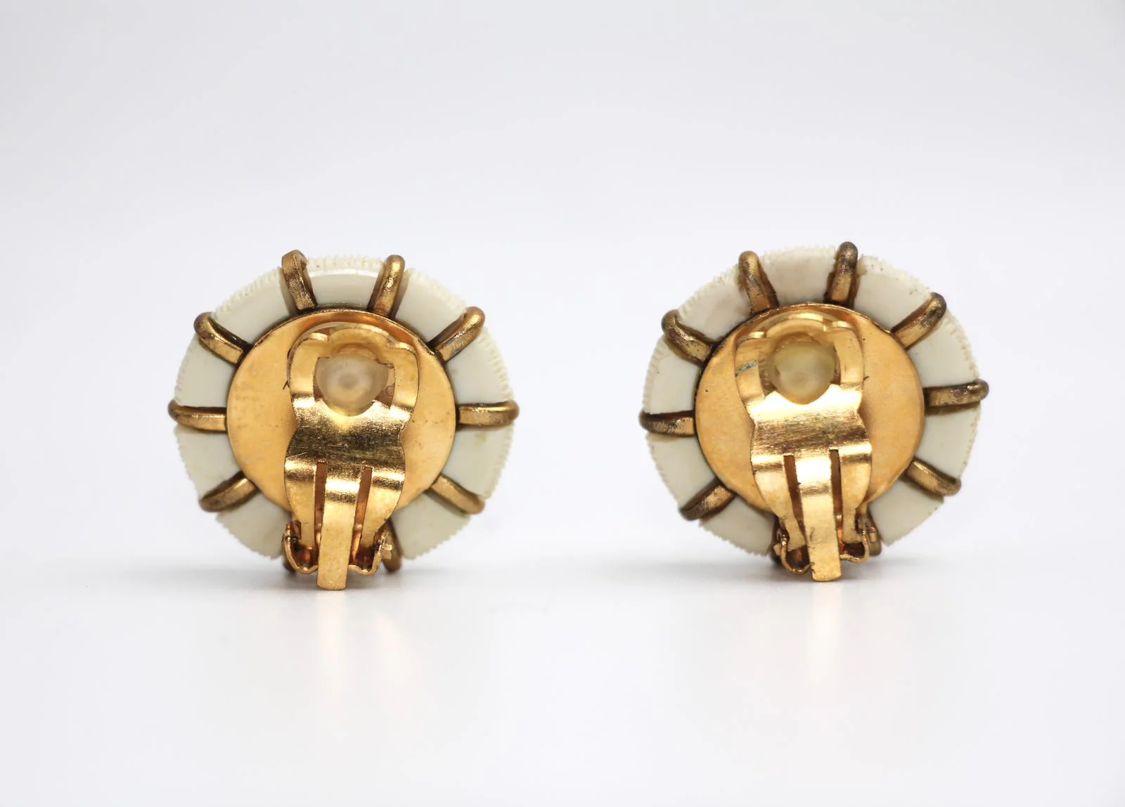 Chanel Vintage 95A Resin Navy Style Clip-On Earrings - Image 3