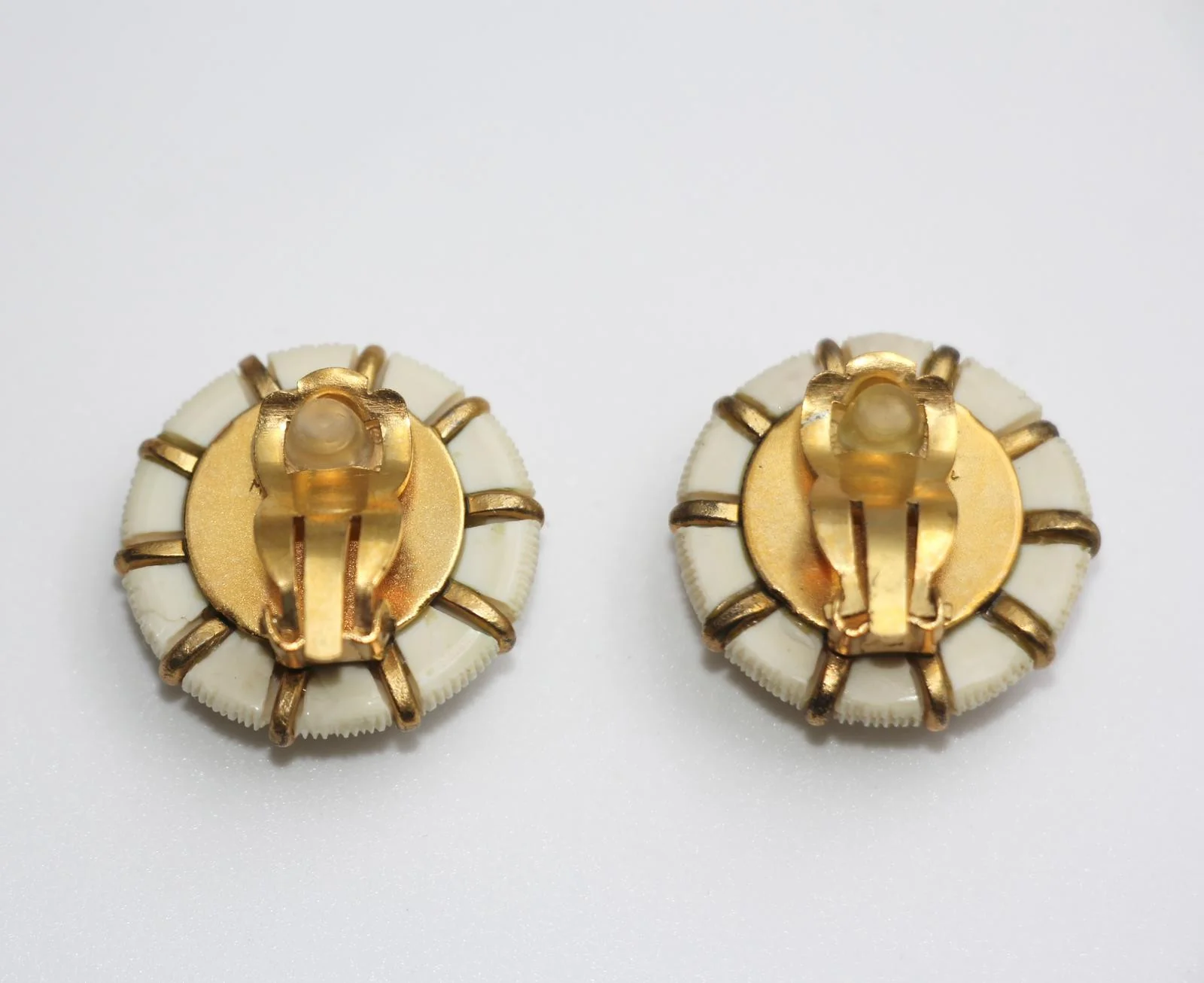 Chanel Vintage 95A Resin Navy Style Clip-On Earrings - Image 4