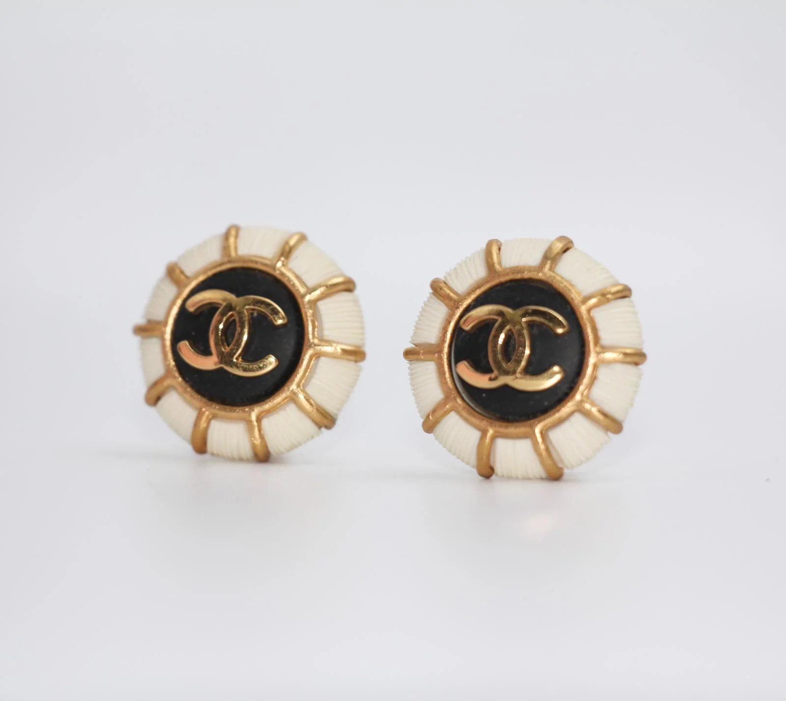 Chanel Vintage 95A Resin Navy Style Clip-On Earrings - Image 5