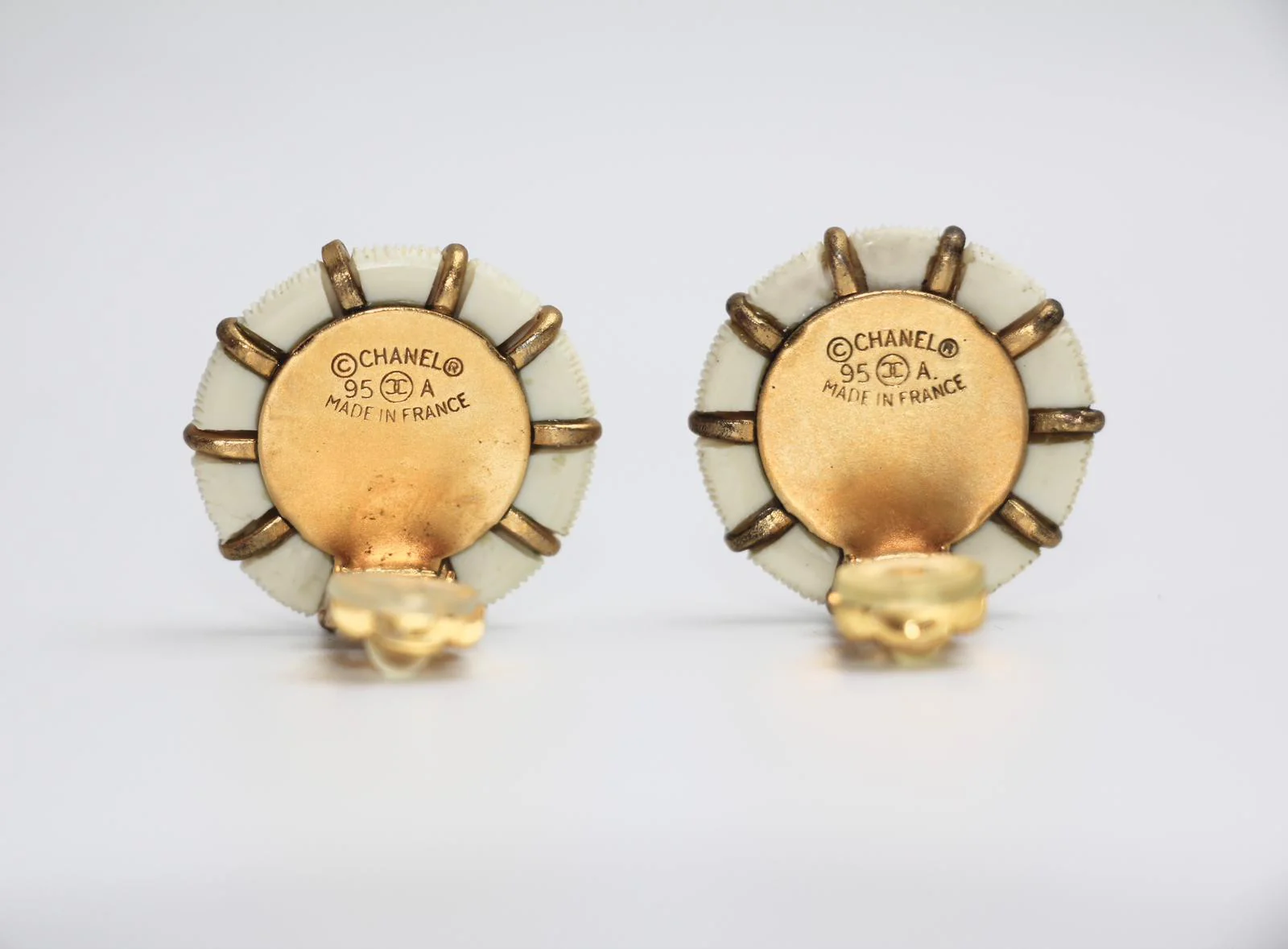 Chanel Vintage 95A Resin Navy Style Clip-On Earrings - Image 7