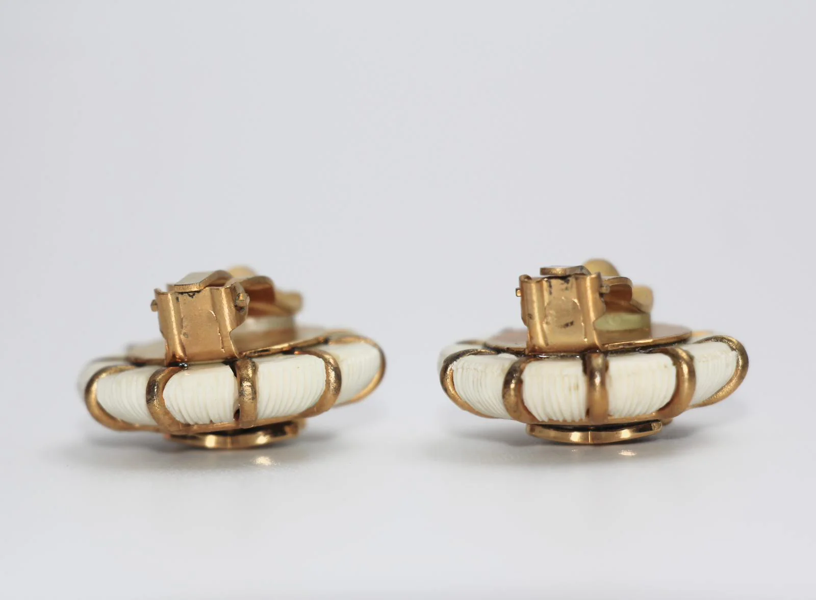 Chanel Vintage 95A Resin Navy Style Clip-On Earrings - Image 9