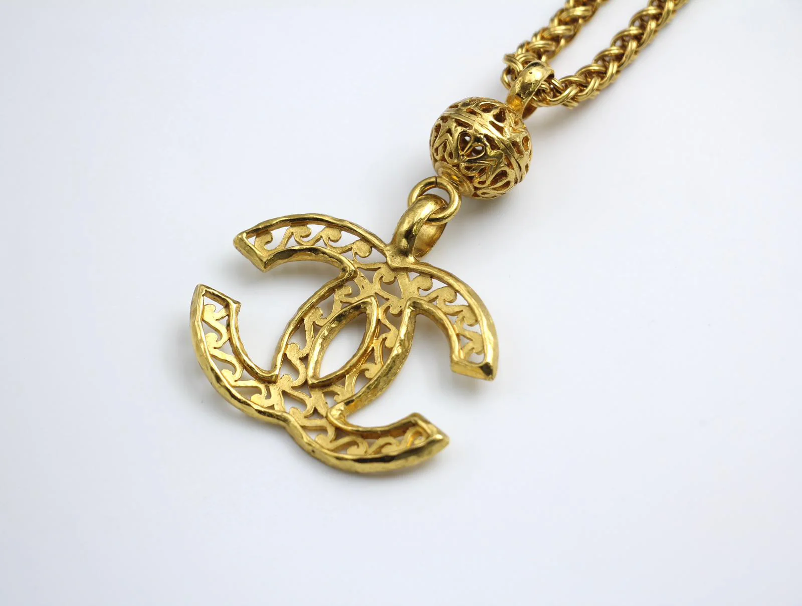 Chanel Vintage 95A Wavy Hollow Ball Pendant Necklace - Image 3