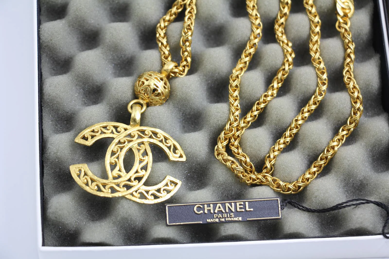 Chanel Vintage 95A Wavy Hollow Ball Pendant Necklace - Image 9