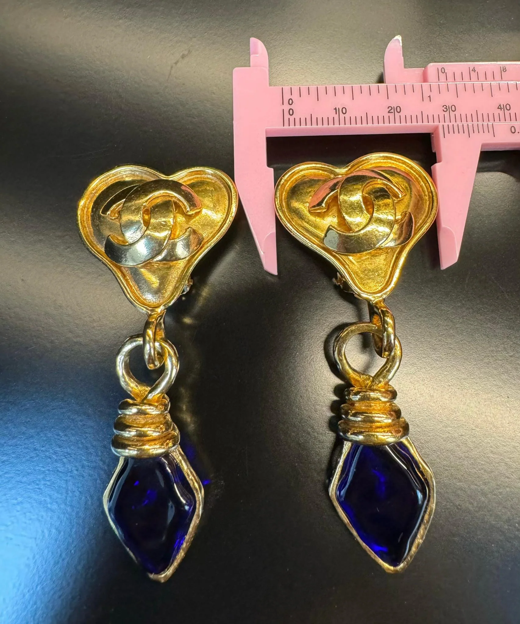 Chanel Vintage 95P Blue Gripoix Gold Plated Heart Clip On Earrings - Image 11