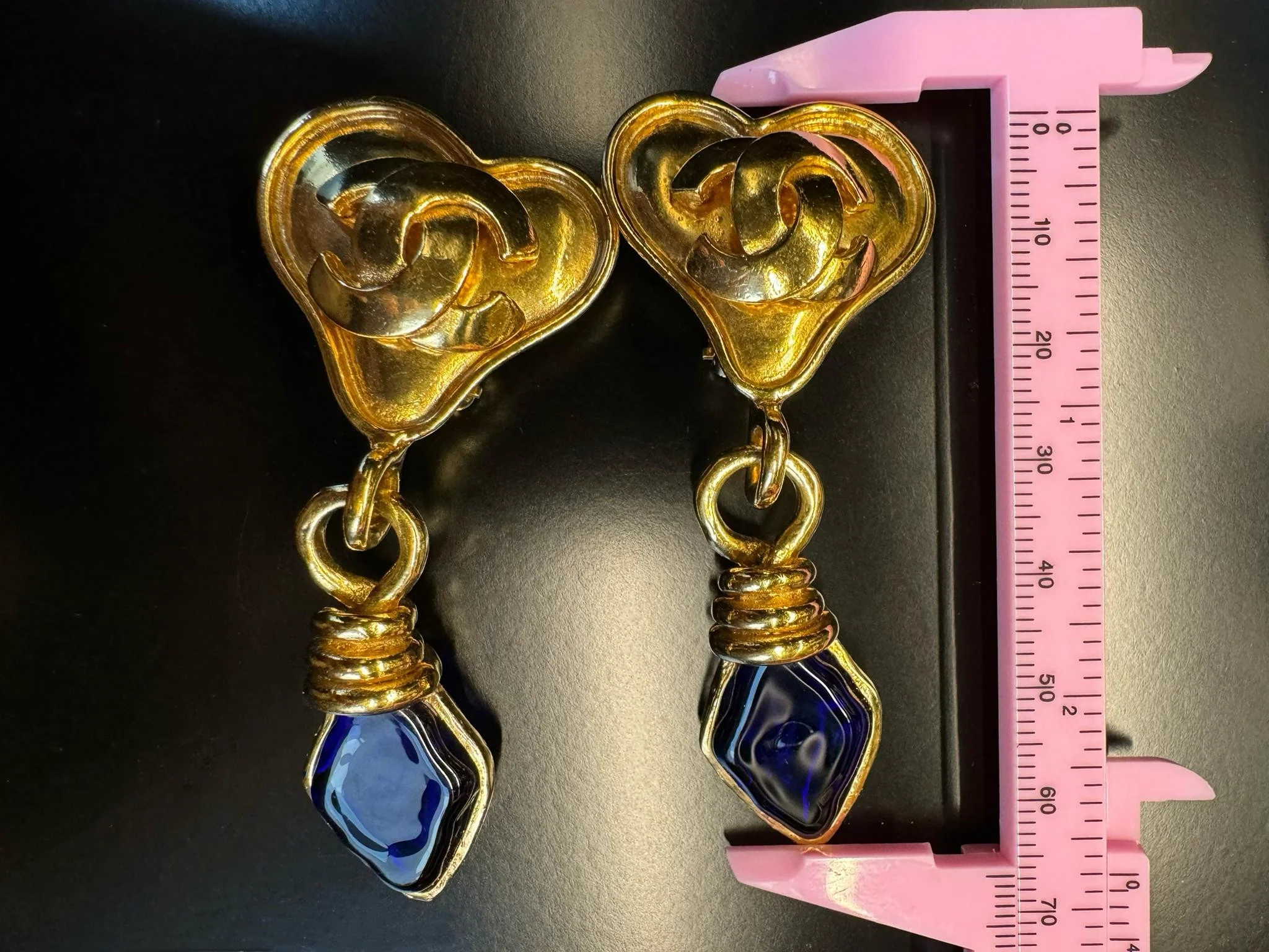 Chanel Vintage 95P Blue Gripoix Gold Plated Heart Clip On Earrings - Image 12