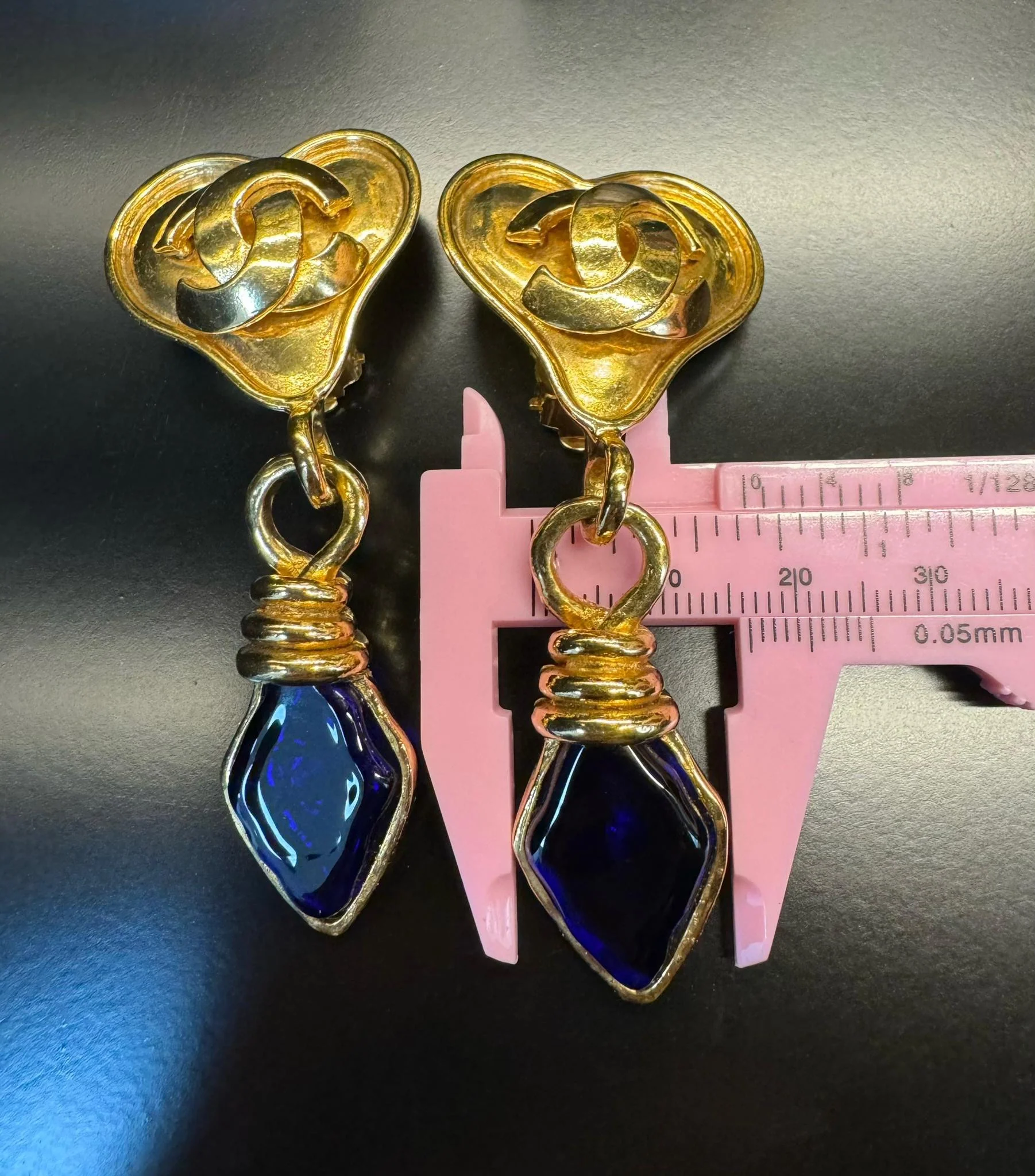 Chanel Vintage 95P Blue Gripoix Gold Plated Heart Clip On Earrings - Image 13