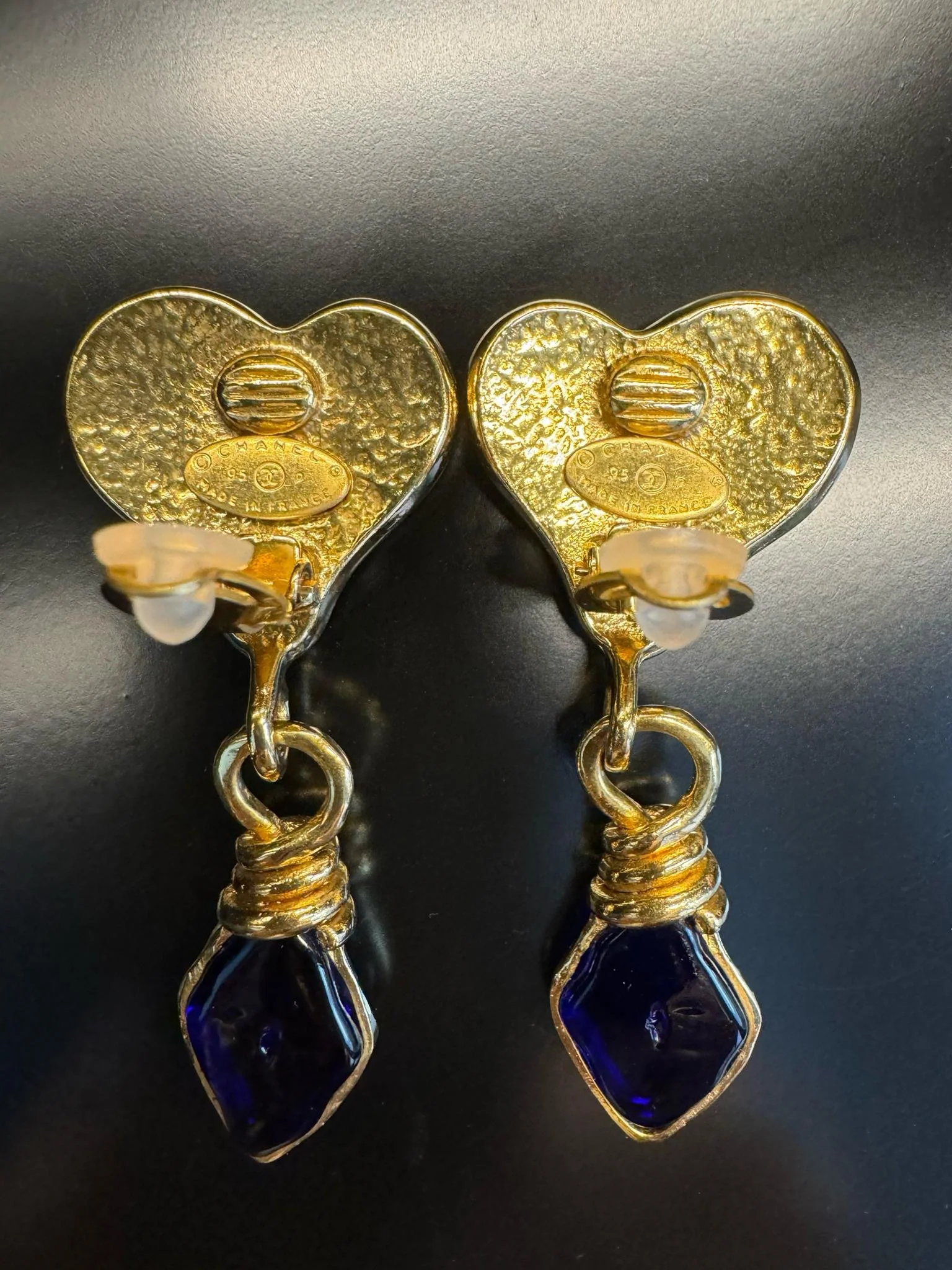Chanel Vintage 95P Blue Gripoix Gold Plated Heart Clip On Earrings - Image 14