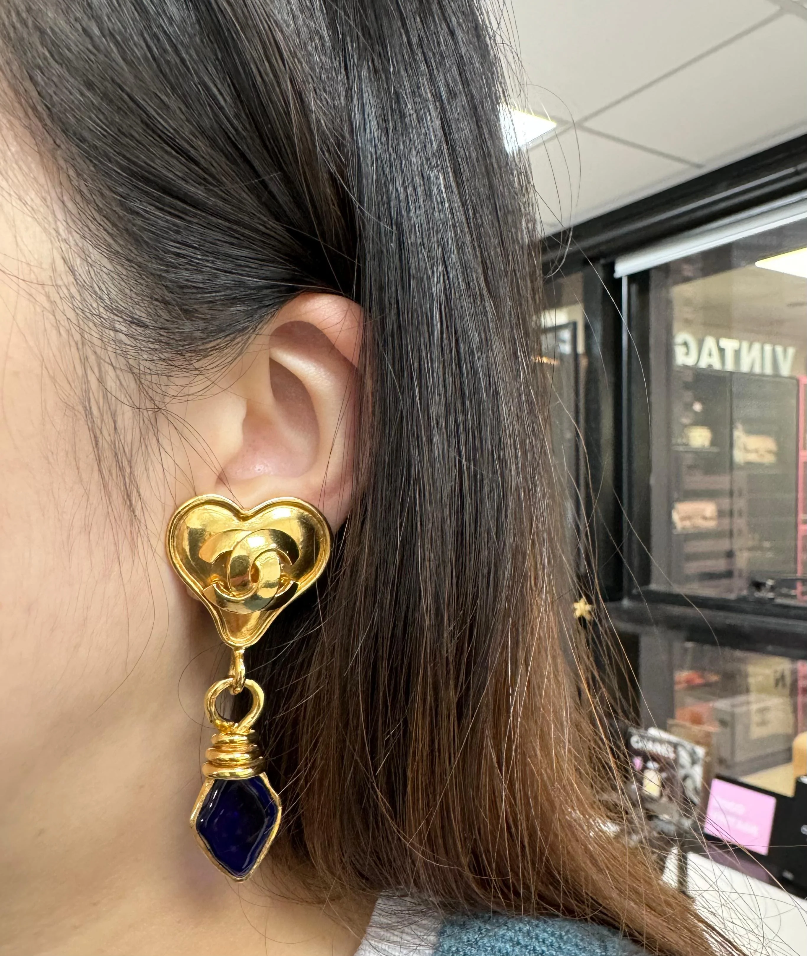 Chanel Vintage 95P Blue Gripoix Gold Plated Heart Clip On Earrings - Image 15