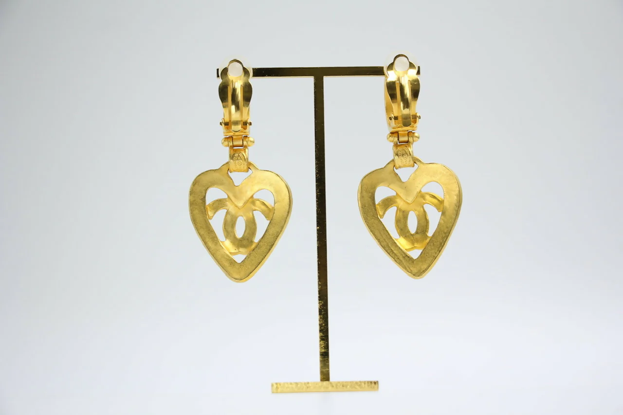 Chanel Vintage 95P Gold-plated Heart-shaped Dangle Clip-on Earrings - Image 2