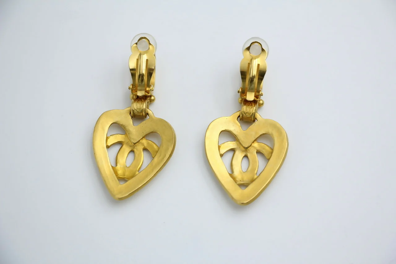 Chanel Vintage 95P Gold-plated Heart-shaped Dangle Clip-on Earrings - Image 5