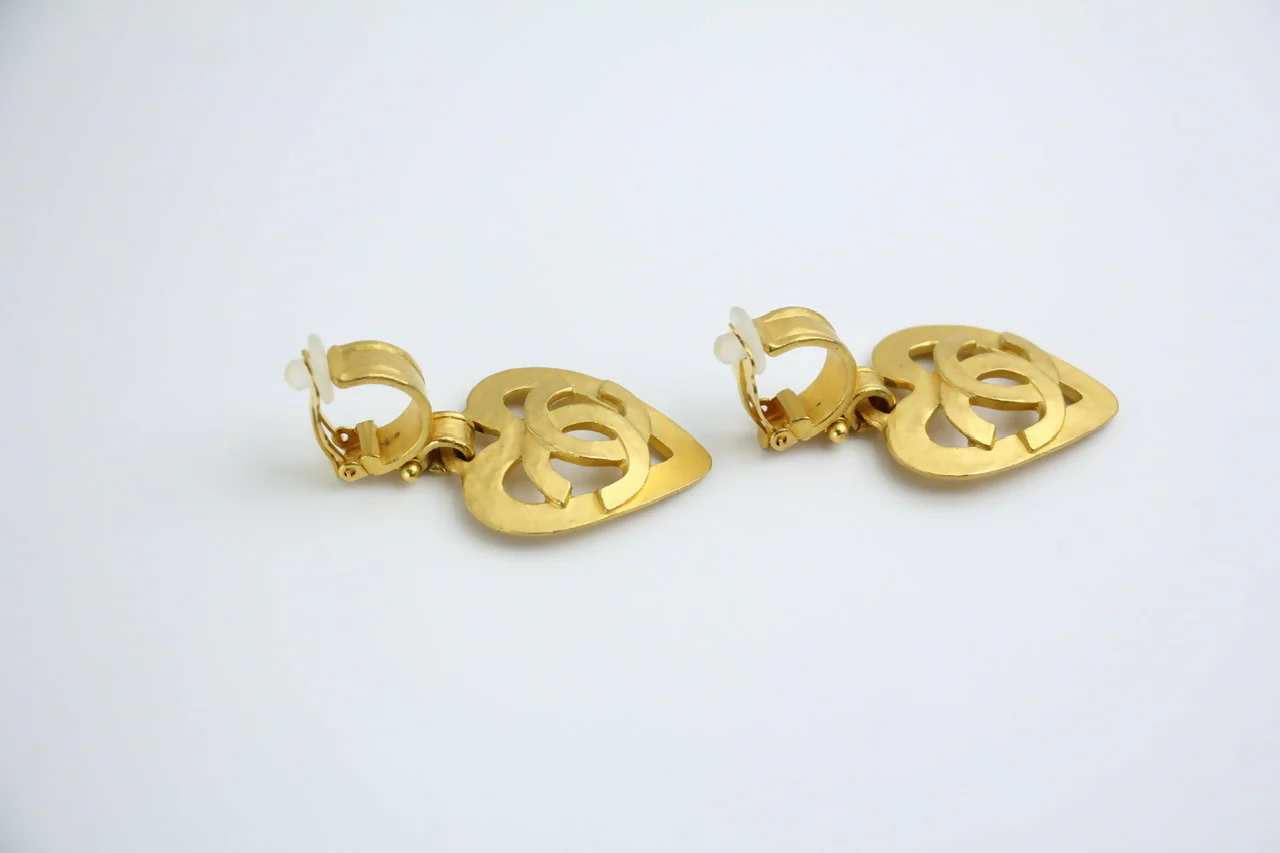 Chanel Vintage 95P Gold-plated Heart-shaped Dangle Clip-on Earrings - Image 6