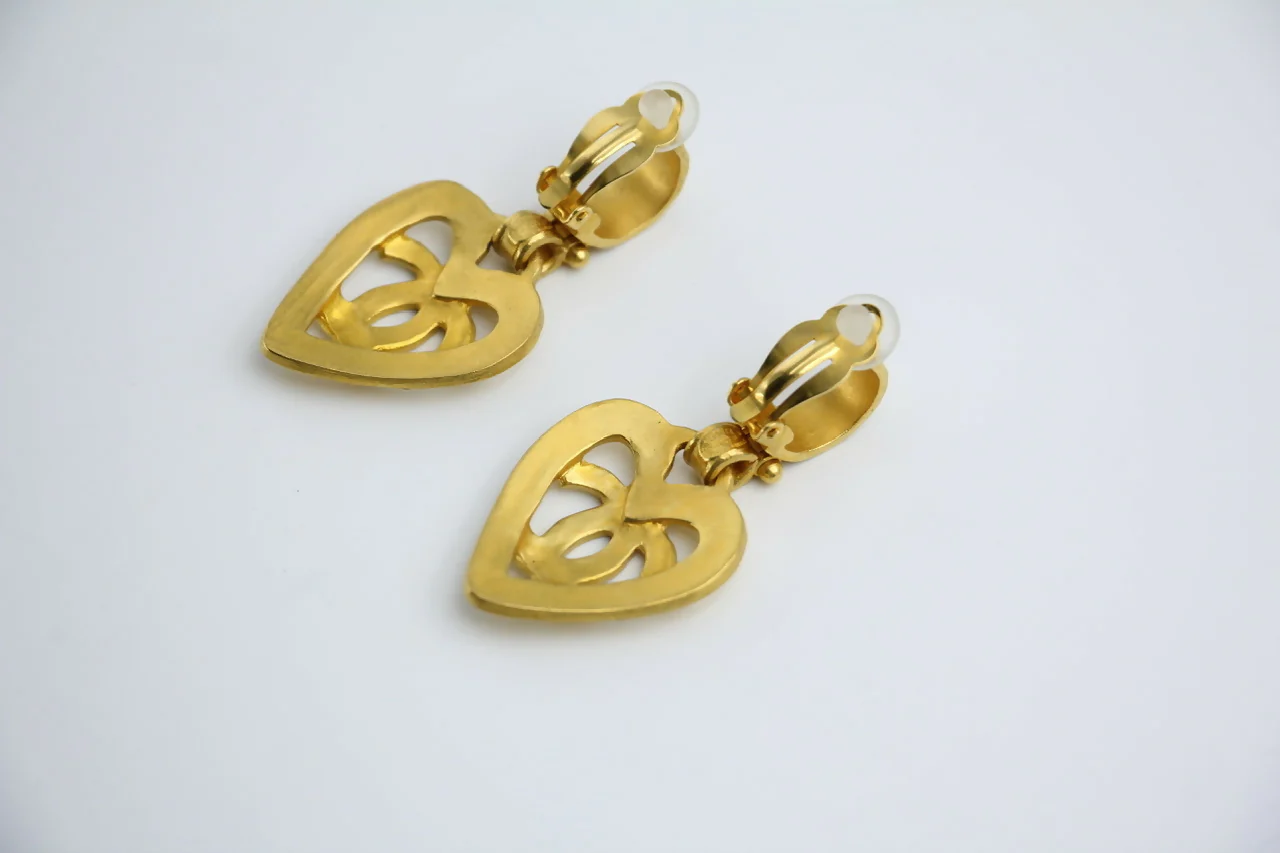 Chanel Vintage 95P Gold-plated Heart-shaped Dangle Clip-on Earrings - Image 8