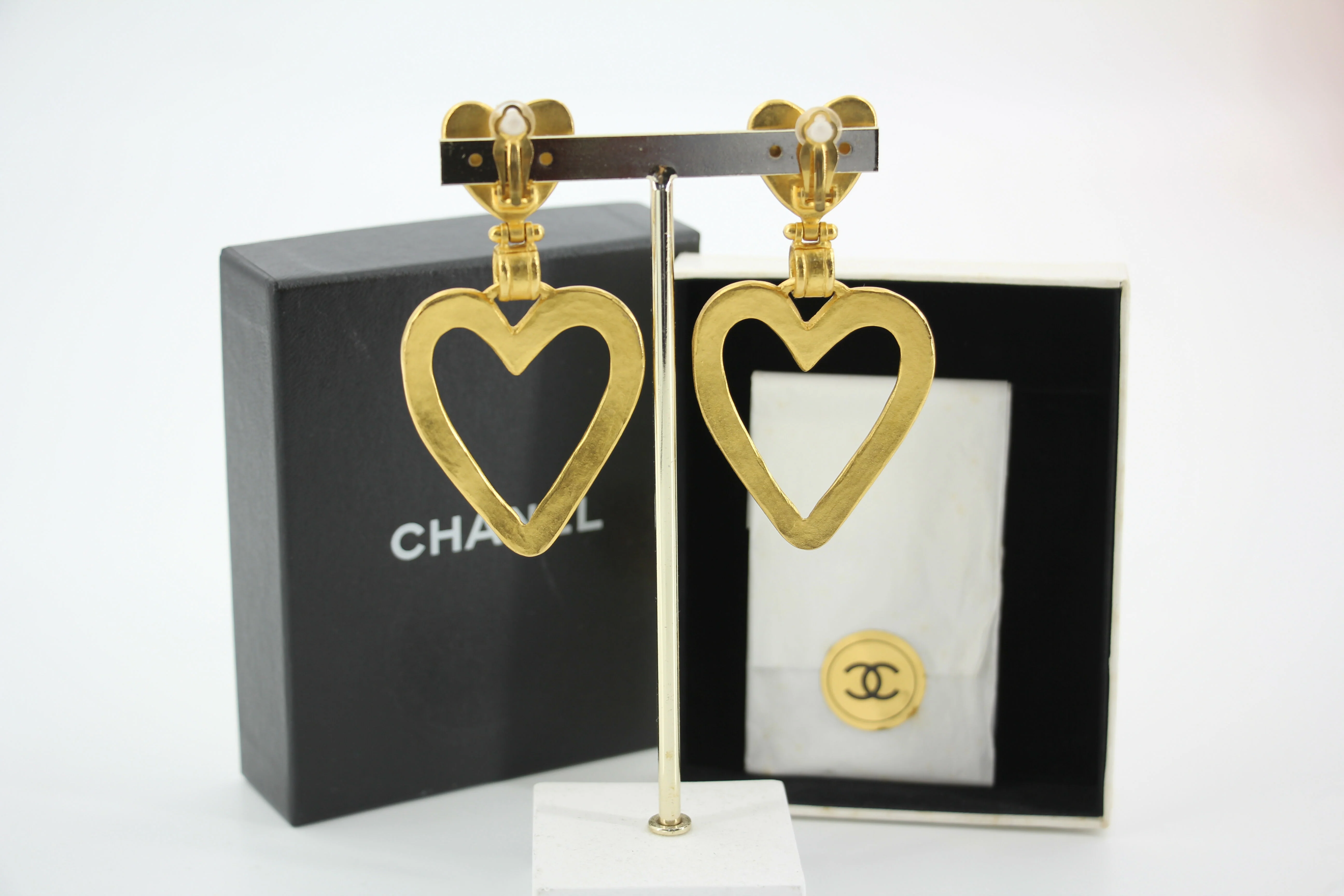 Chanel Vintage 95P Gold-Plated Matte Gold Heart-Shaped Pendant Clip-on Earrings - Image 2