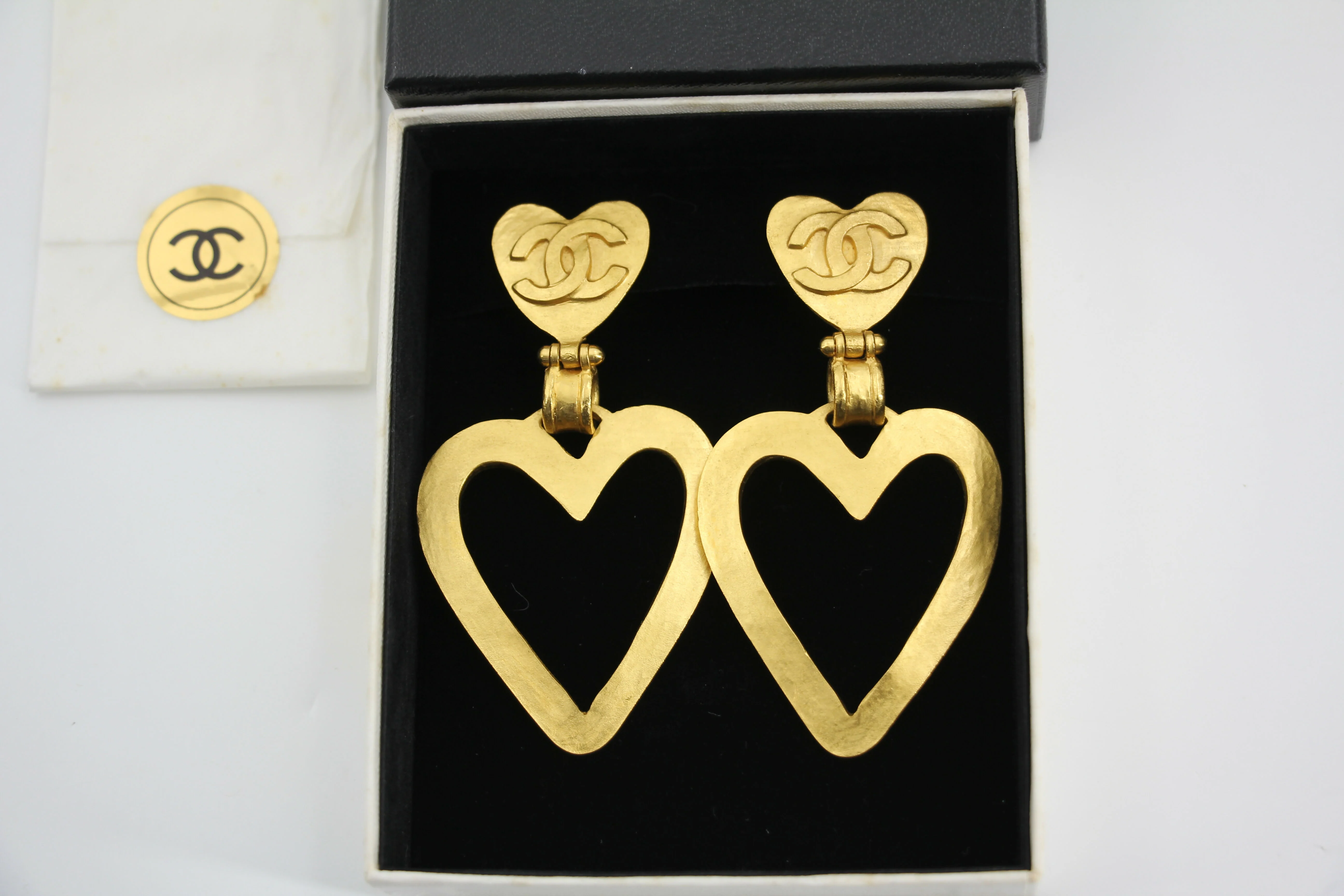 Chanel Vintage 95P Gold-Plated Matte Gold Heart-Shaped Pendant Clip-on Earrings - Image 3