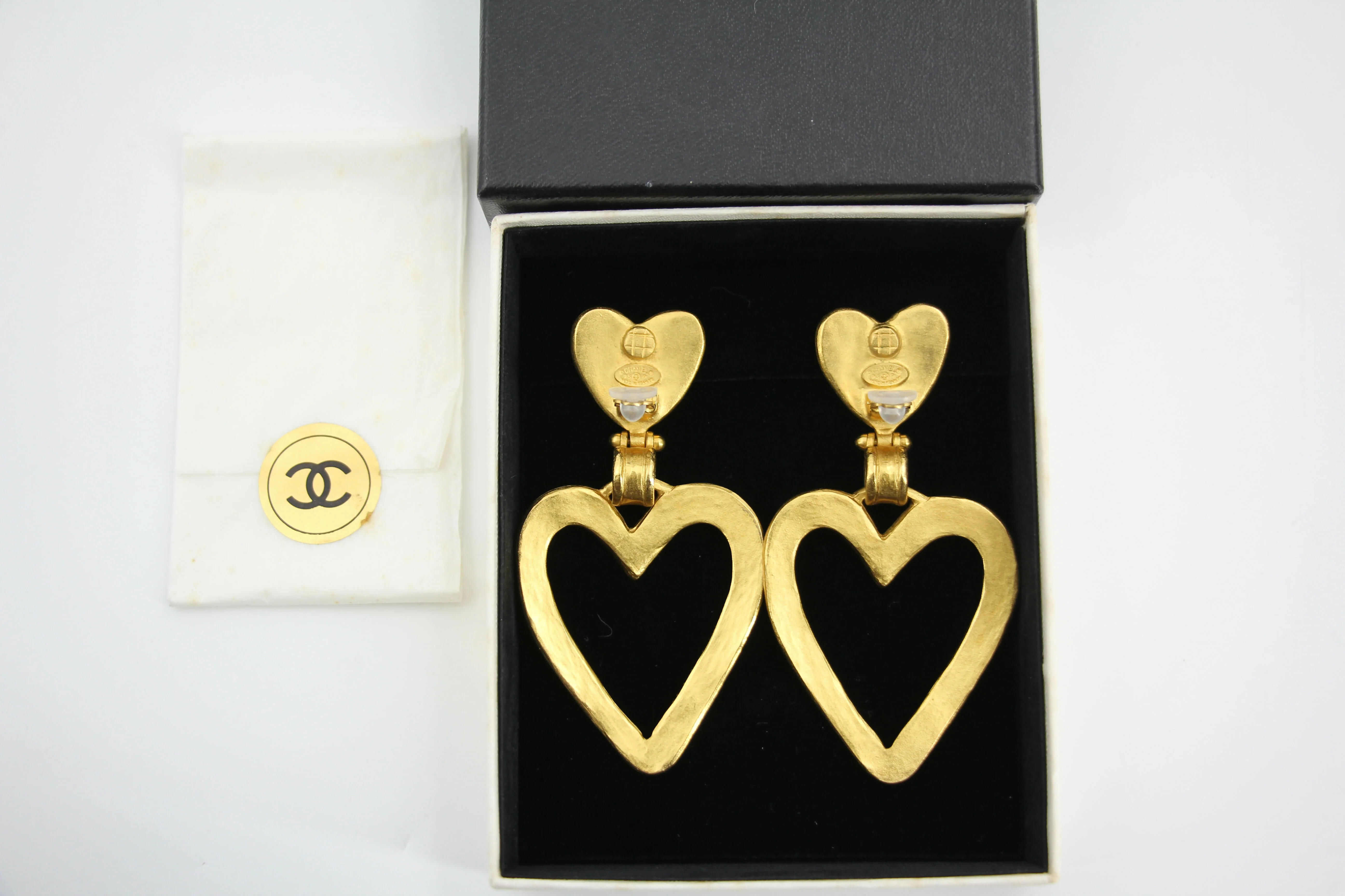 Chanel Vintage 95P Gold-Plated Matte Gold Heart-Shaped Pendant Clip-on Earrings - Image 4