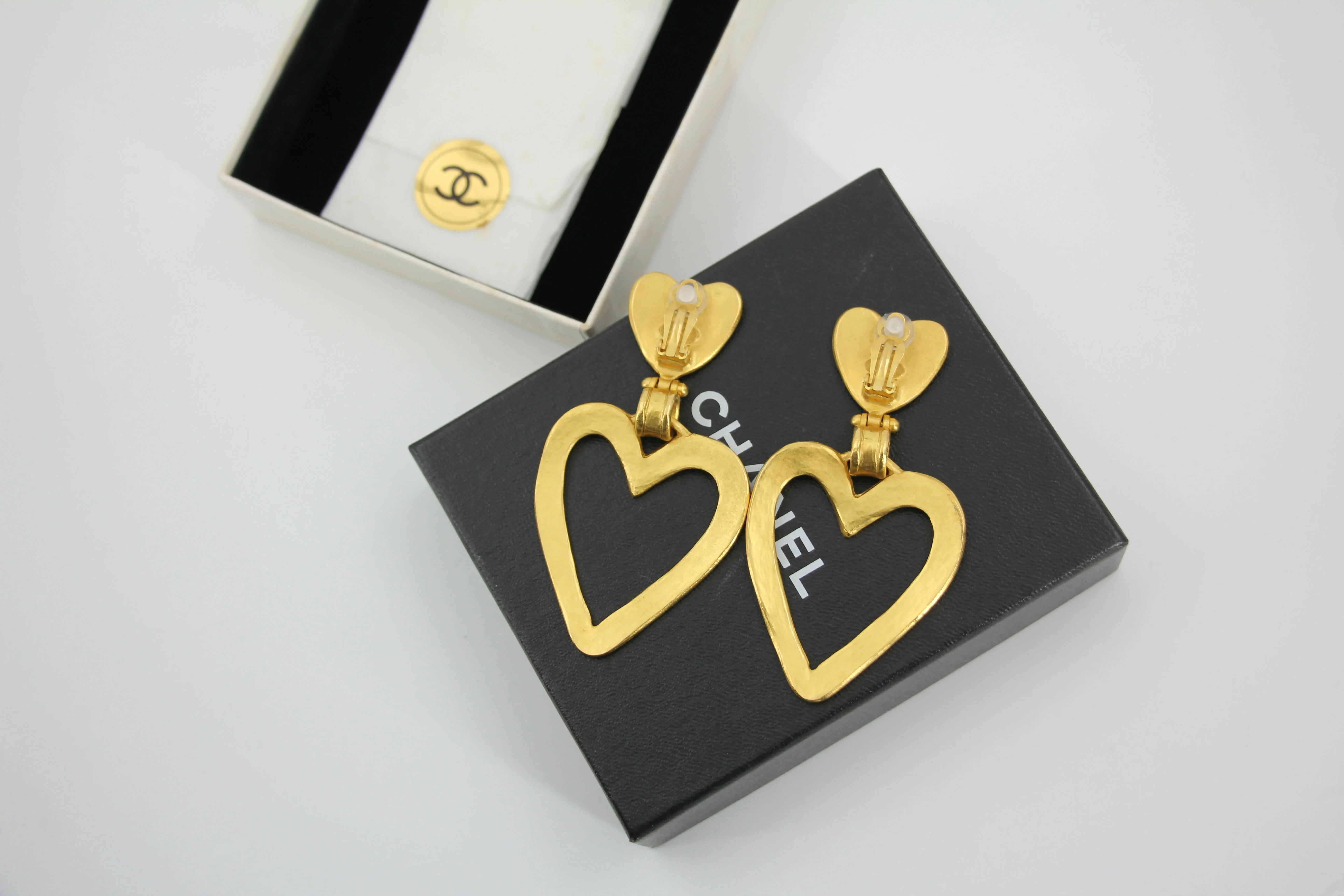 Chanel Vintage 95P Gold-Plated Matte Gold Heart-Shaped Pendant Clip-on Earrings - Image 5
