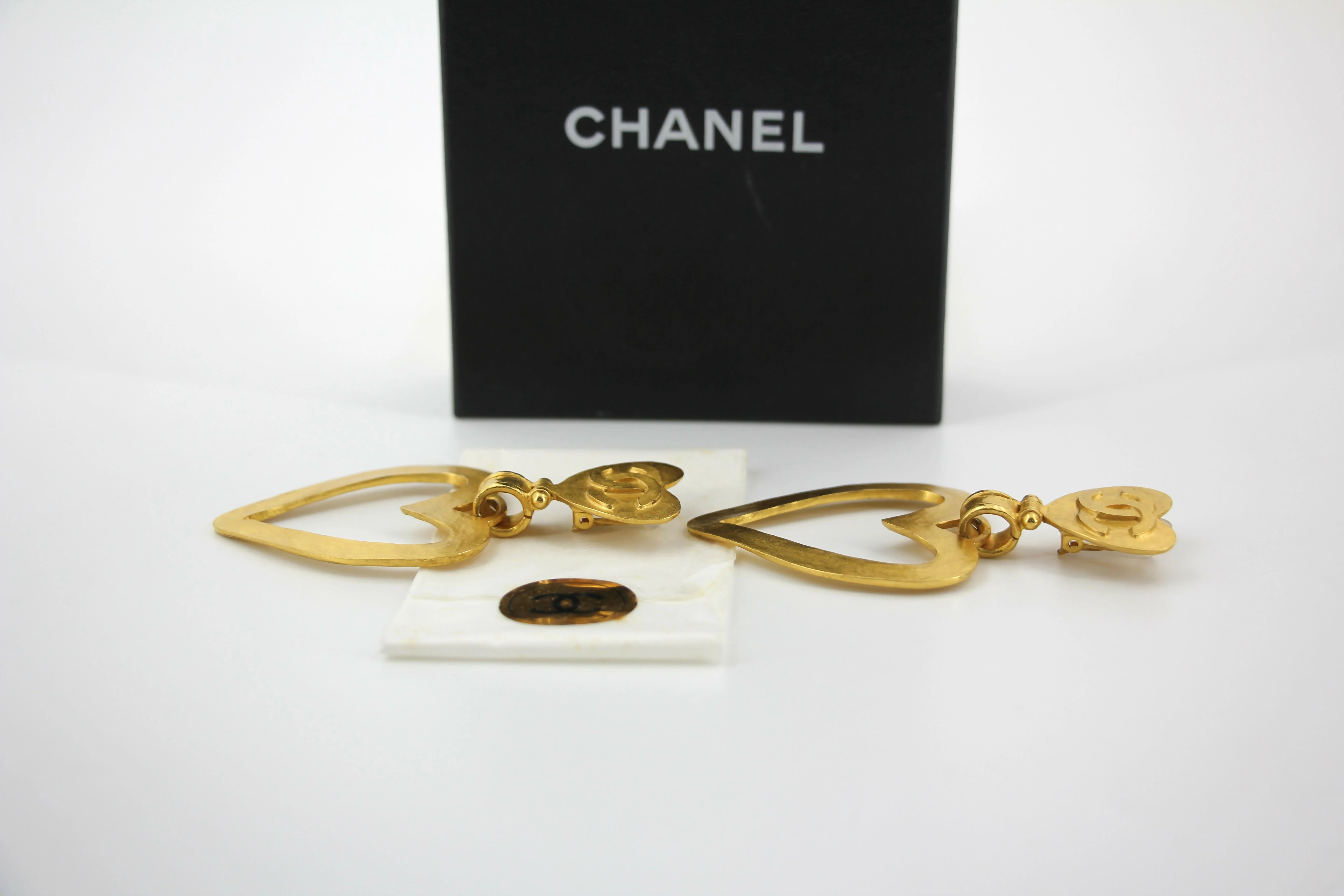 Chanel Vintage 95P Gold-Plated Matte Gold Heart-Shaped Pendant Clip-on Earrings - Image 6