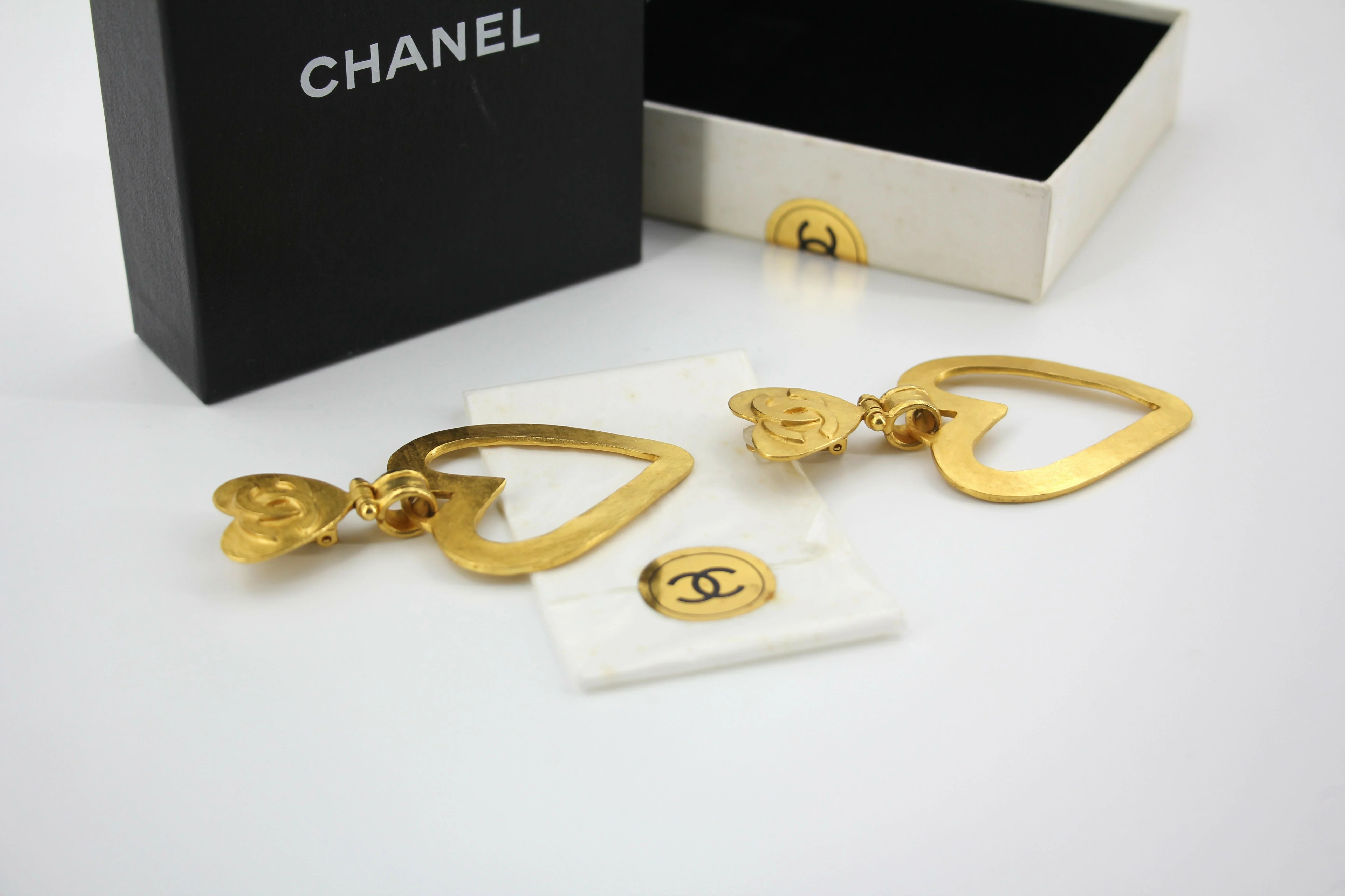 Chanel Vintage 95P Gold-Plated Matte Gold Heart-Shaped Pendant Clip-on Earrings - Image 7