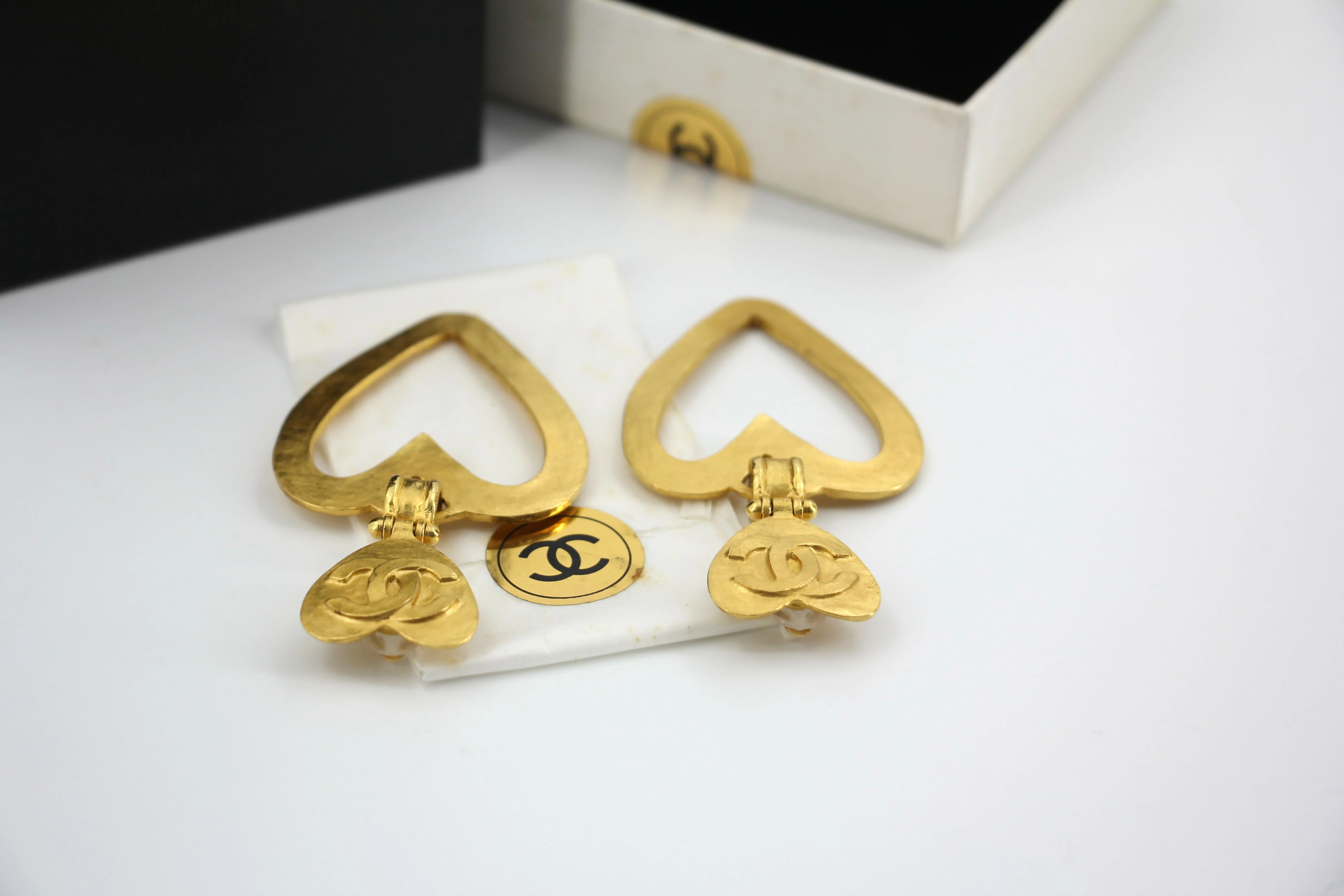Chanel Vintage 95P Gold-Plated Matte Gold Heart-Shaped Pendant Clip-on Earrings - Image 8