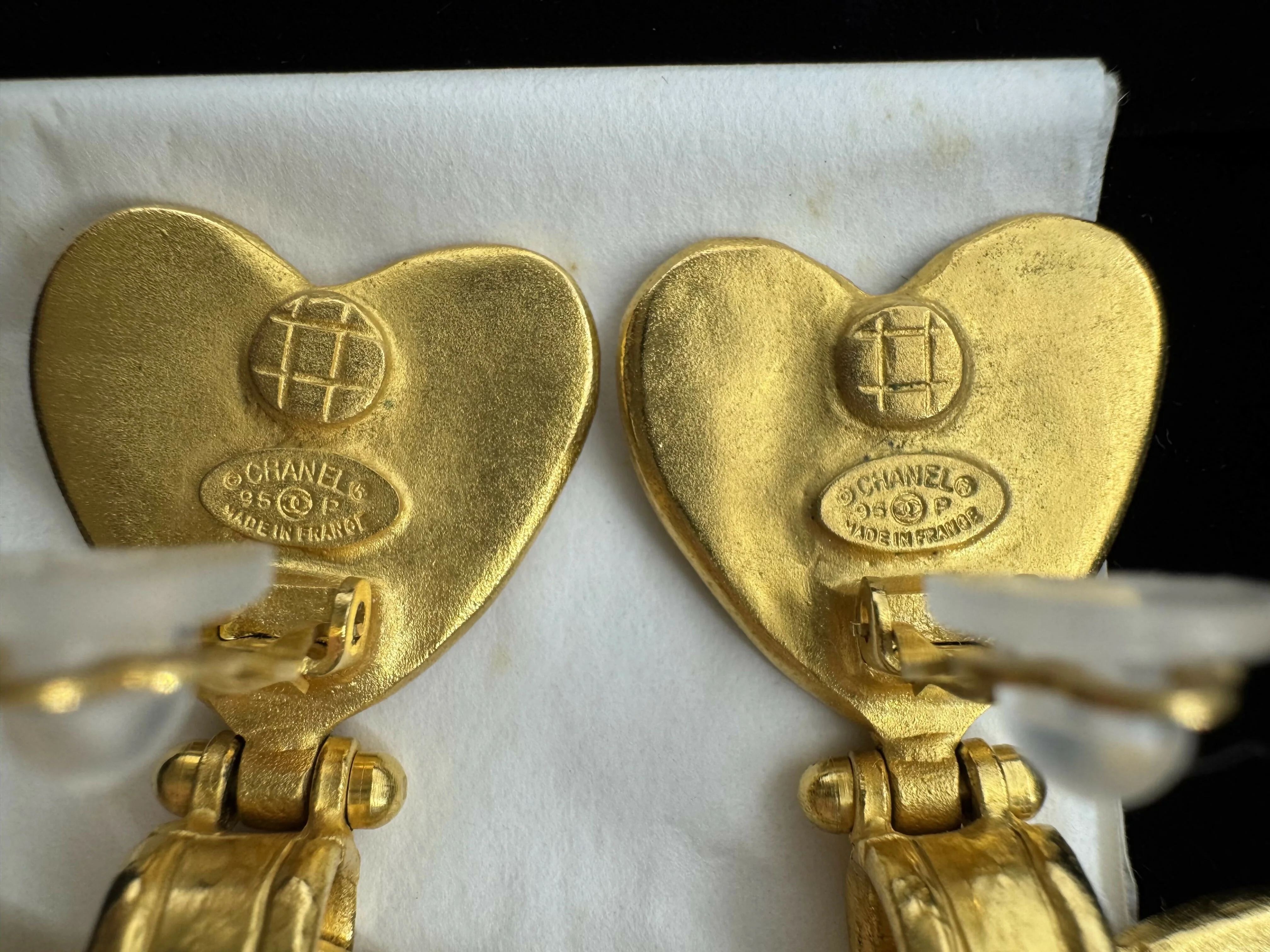 Chanel Vintage 95P Gold-Plated Matte Gold Heart-Shaped Pendant Clip-on Earrings - Image 9