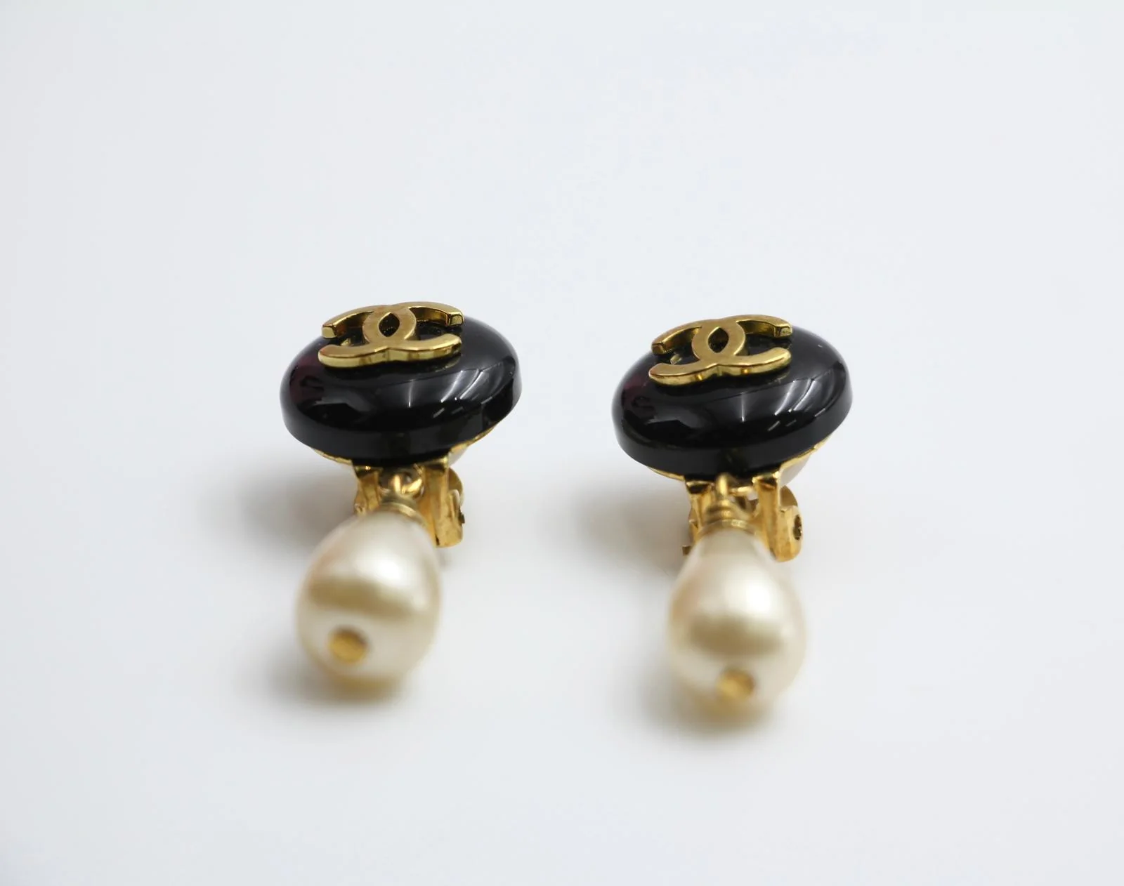 Chanel Vintage 95P Resin Black Bean Imitation Pearl Earrings - Image 2