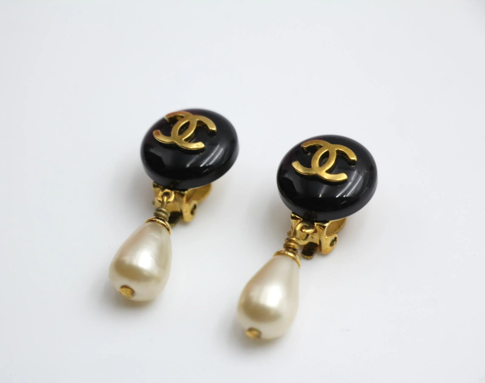 Chanel Vintage 95P Resin Black Bean Imitation Pearl Earrings - Image 3