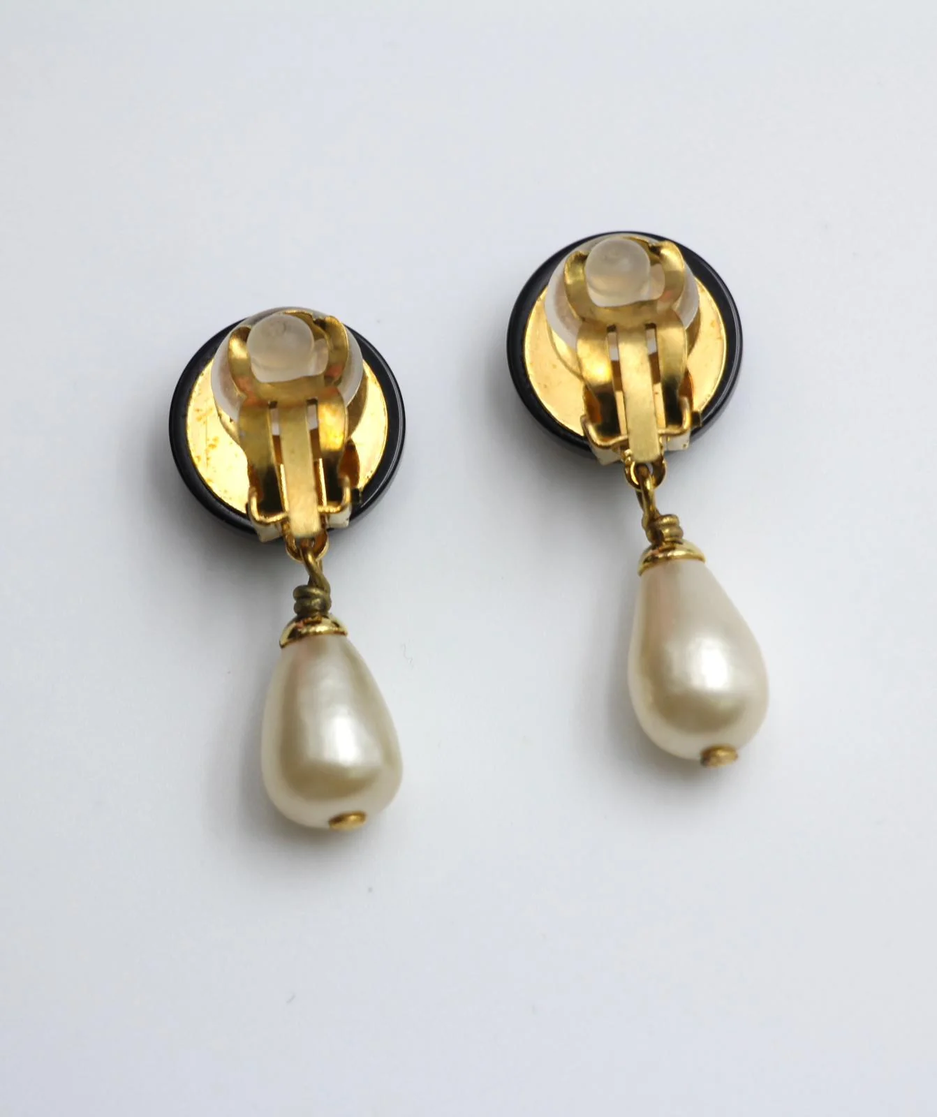 Chanel Vintage 95P Resin Black Bean Imitation Pearl Earrings - Image 4