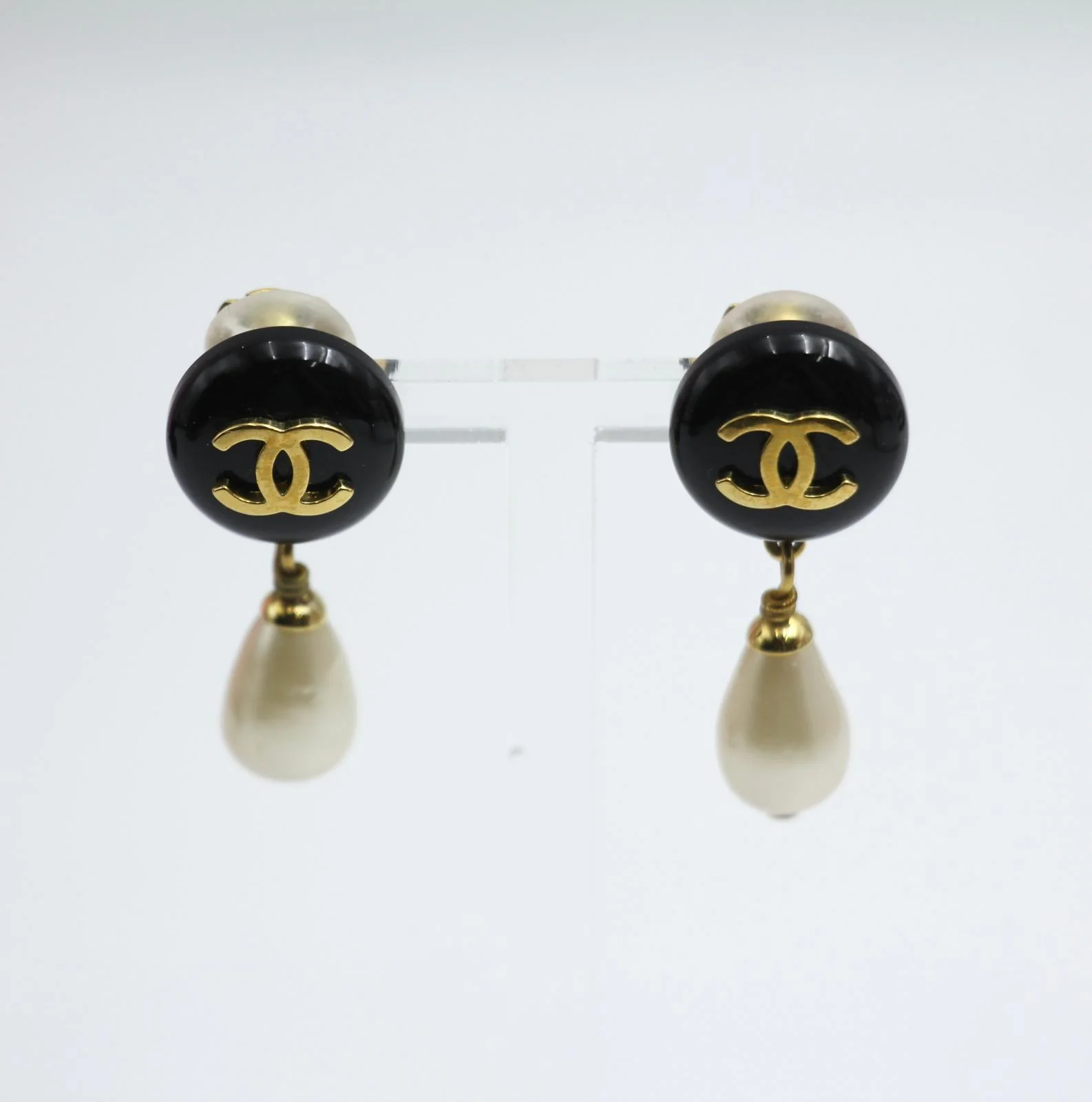 Chanel Vintage 95P Resin Black Bean Imitation Pearl Earrings - Image 7