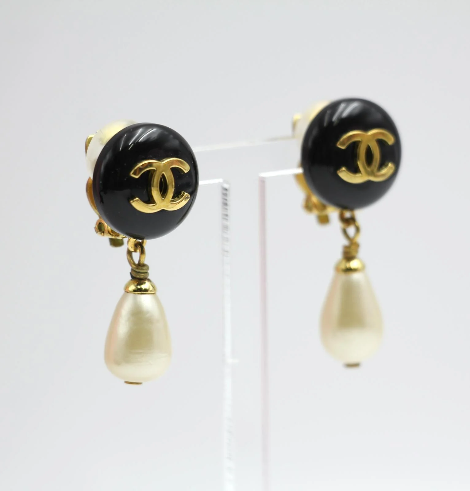 Chanel Vintage 95P Resin Black Bean Imitation Pearl Earrings - Image 9